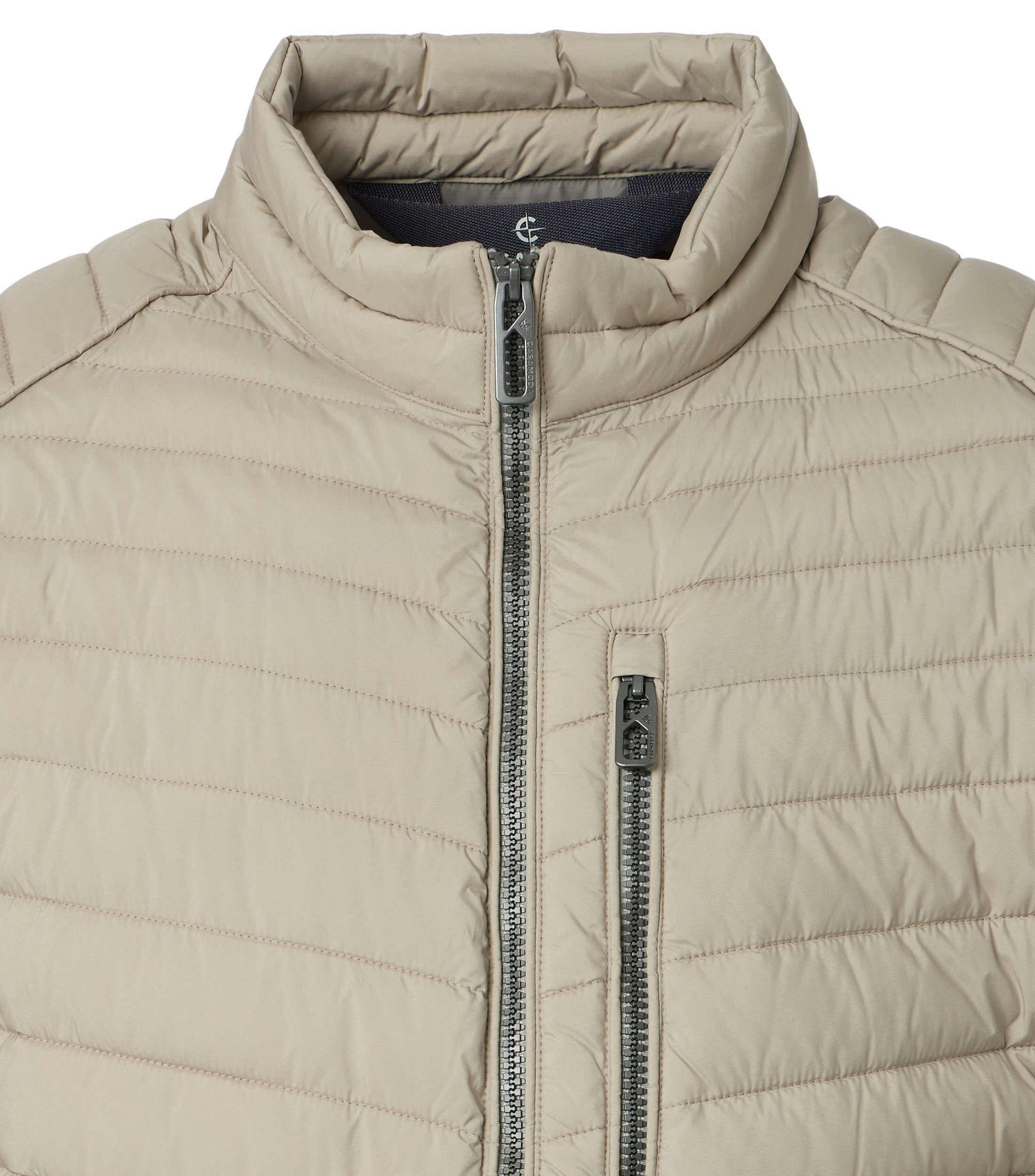 Eine Jacke im uni Muster in der Farbe Beige