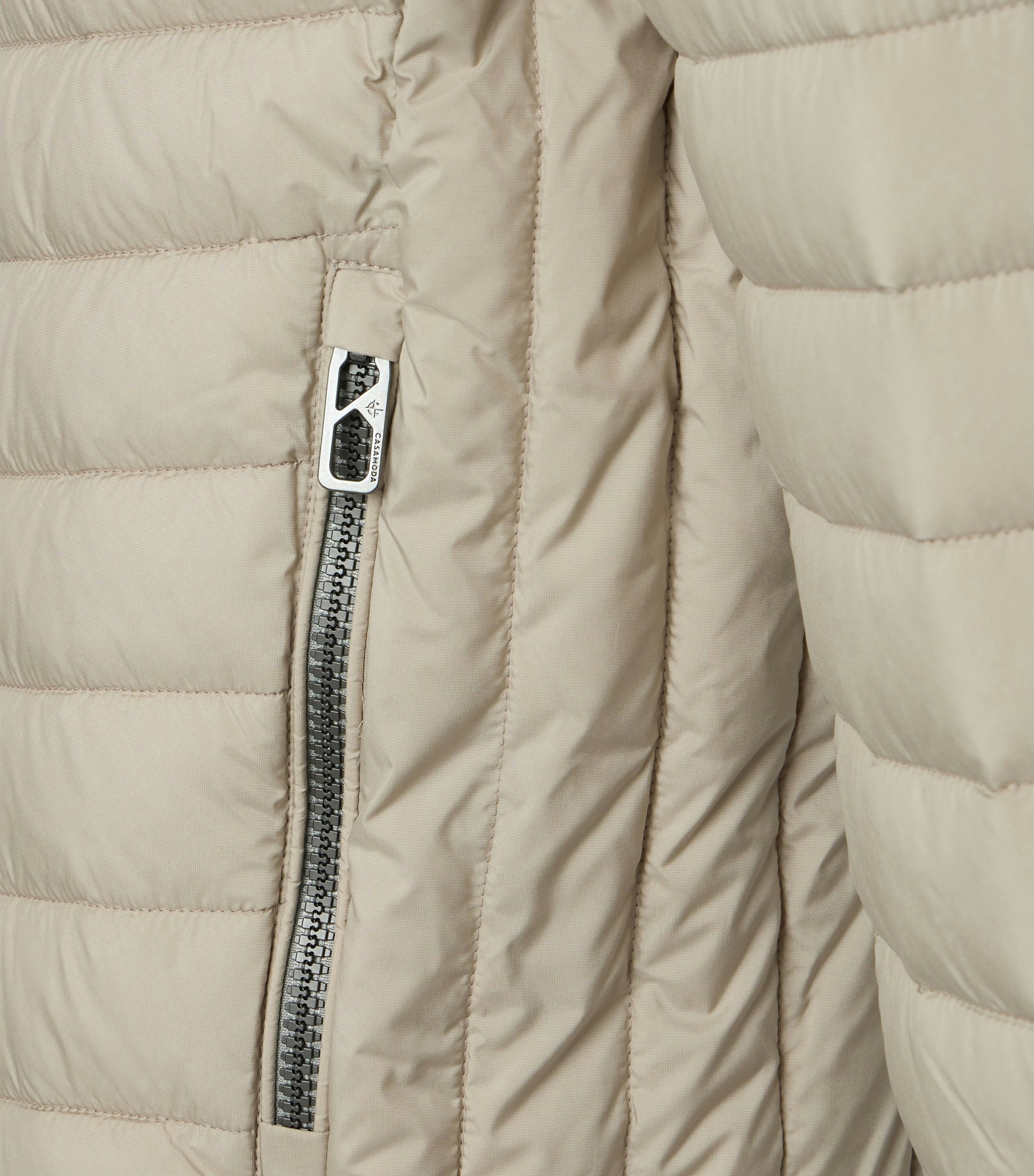 Eine Jacke im uni Muster in der Farbe Beige