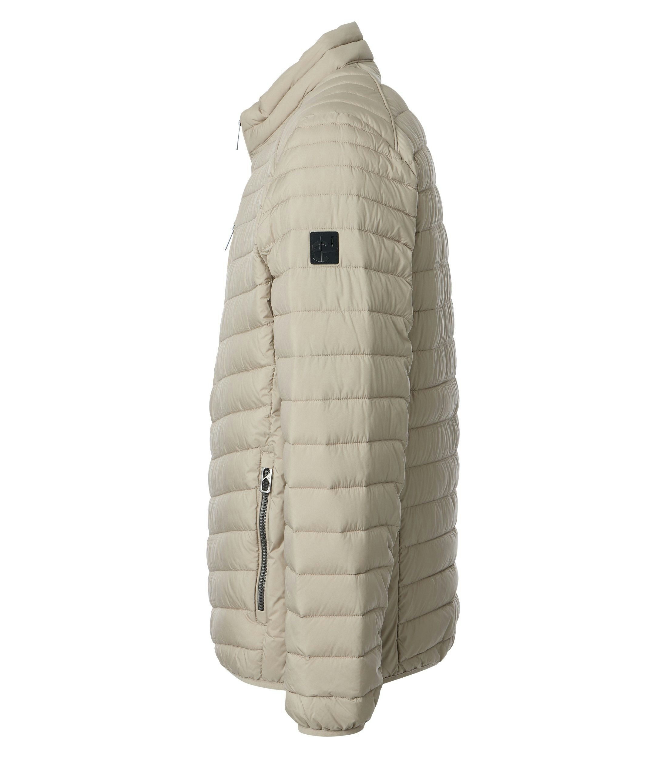 Eine Jacke im uni Muster in der Farbe Beige