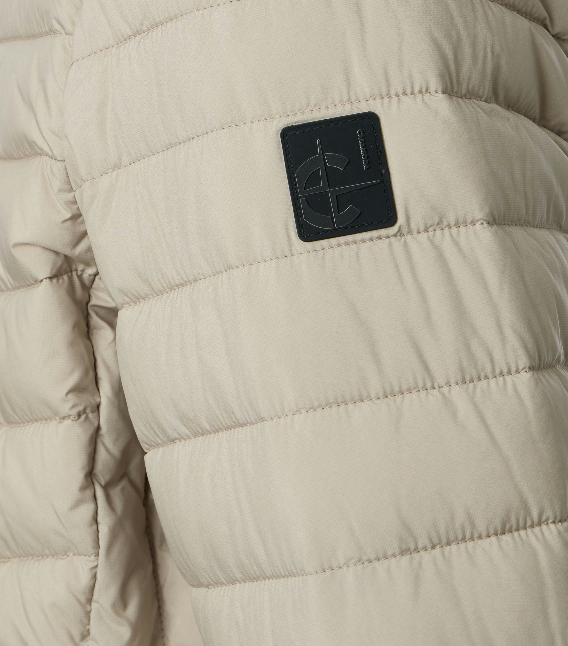 Eine Jacke im uni Muster in der Farbe Beige