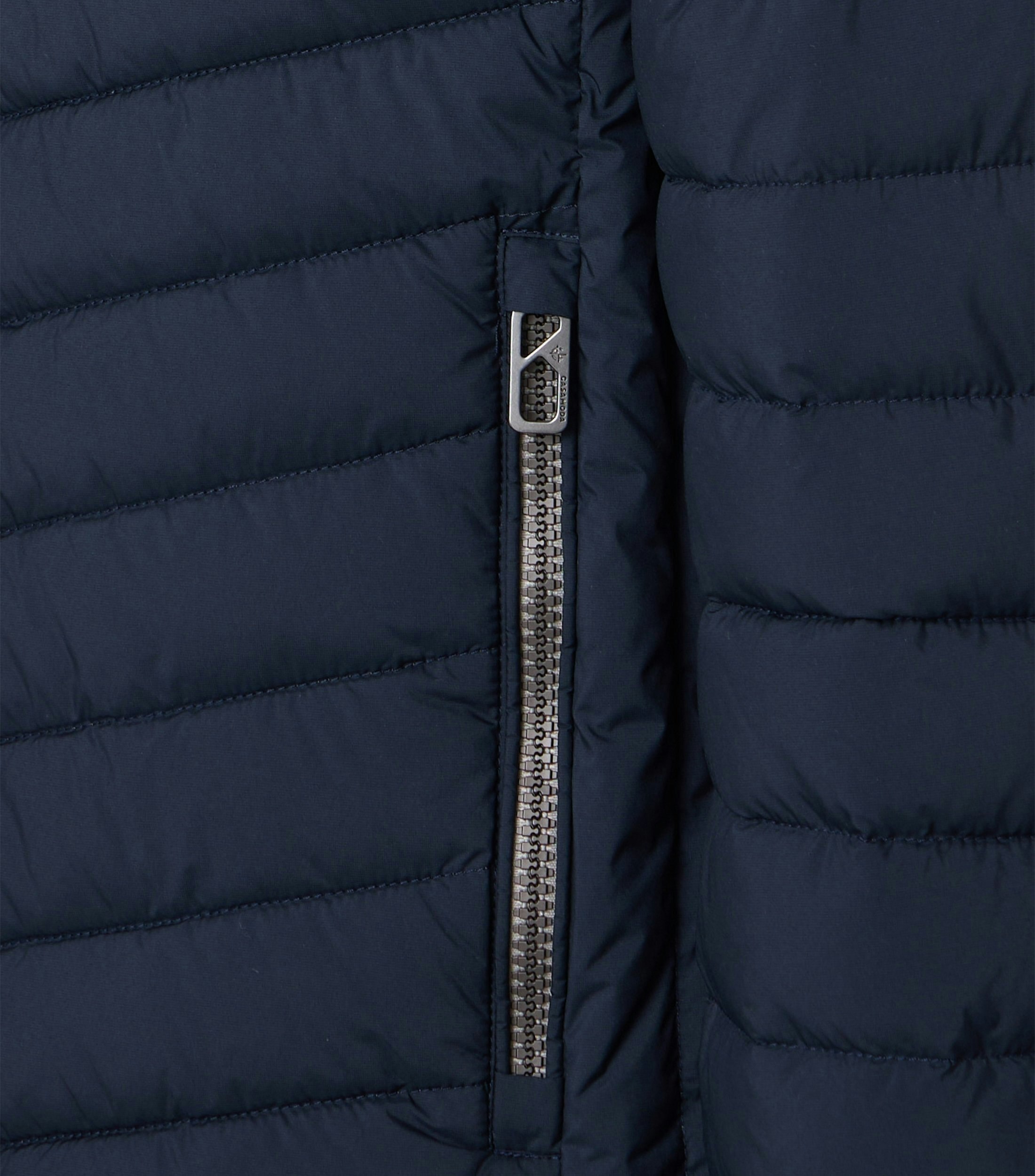 Eine Jacke im uni Muster in der Farbe Dunkelblau