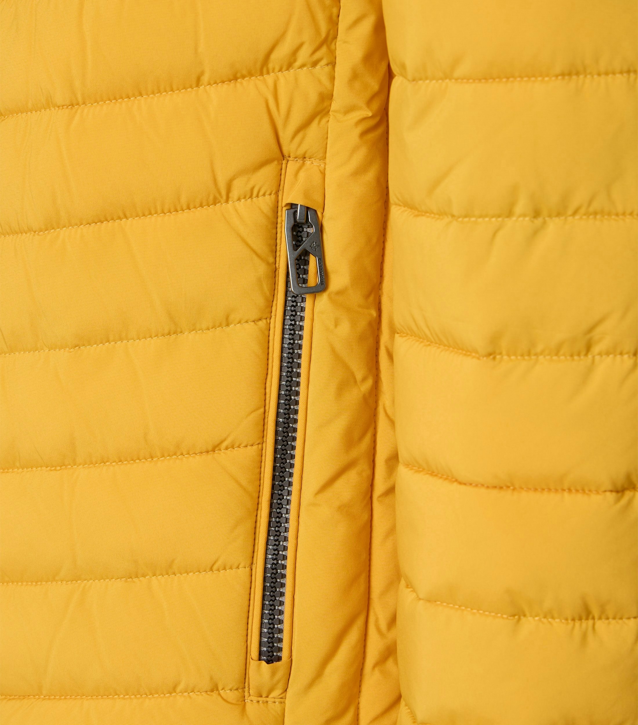 Eine Jacke im uni Muster in der Farbe Gelb