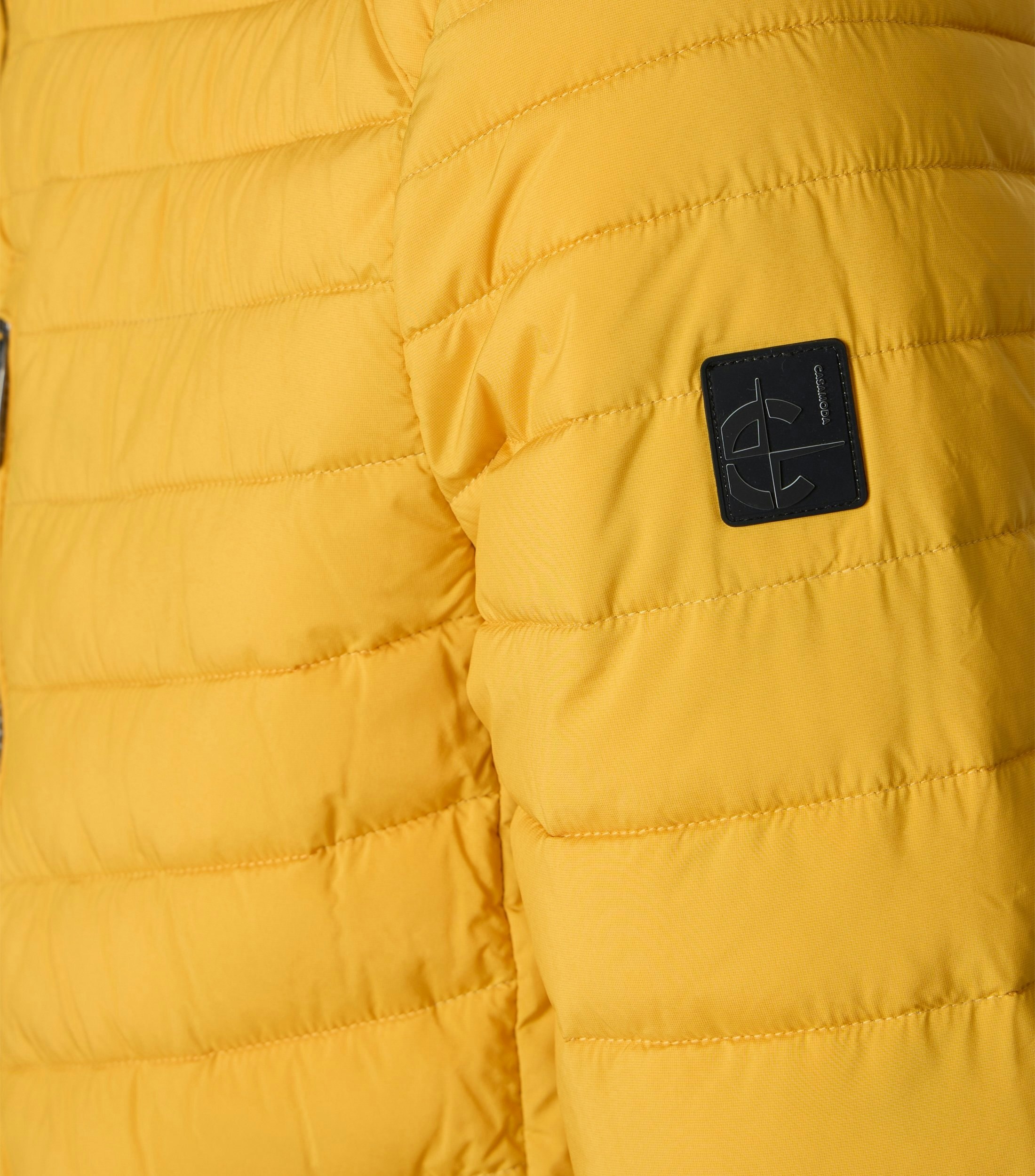 Eine Jacke im uni Muster in der Farbe Gelb