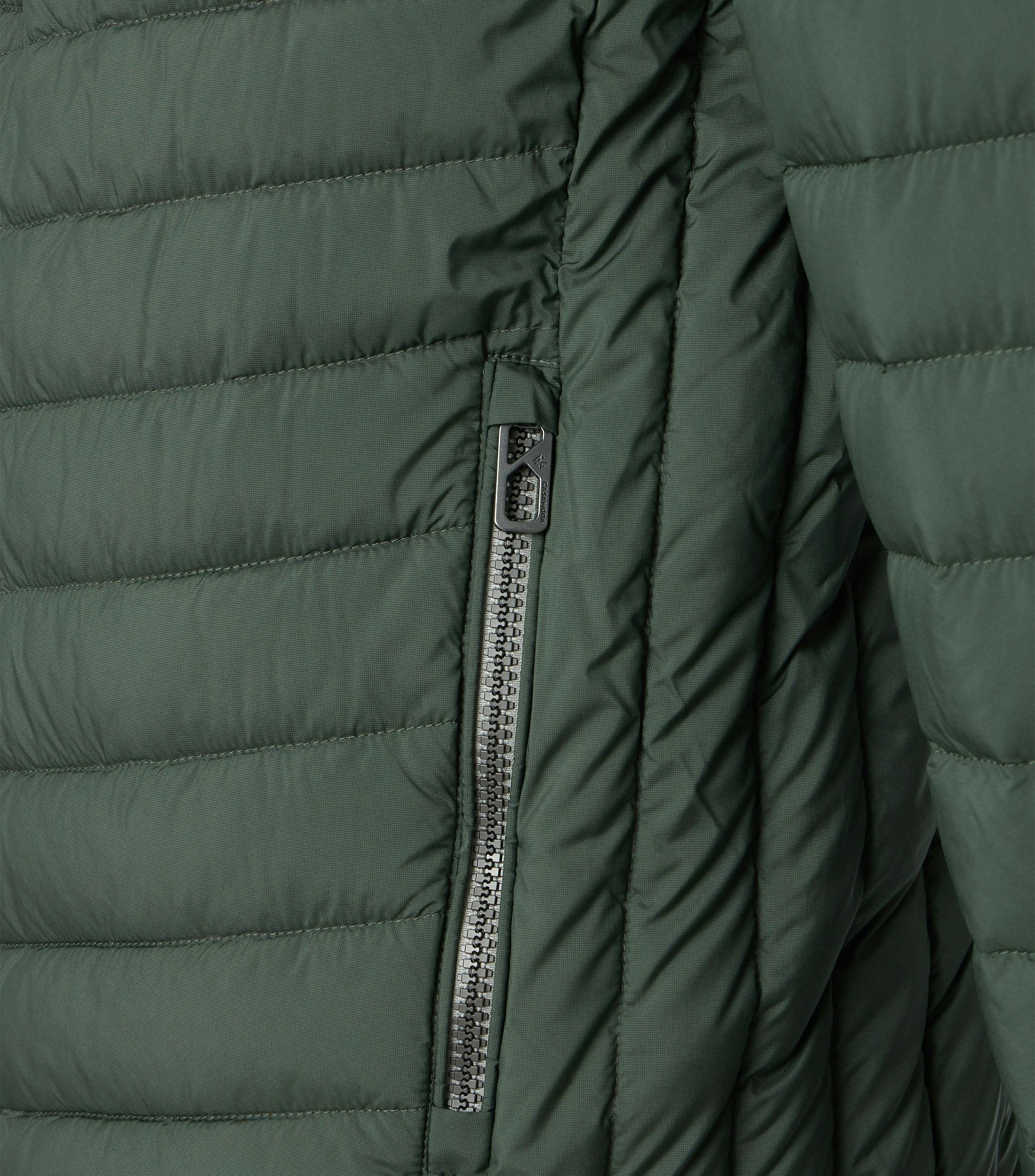 Eine Jacke im uni Muster in der Farbe Dunkelgrün