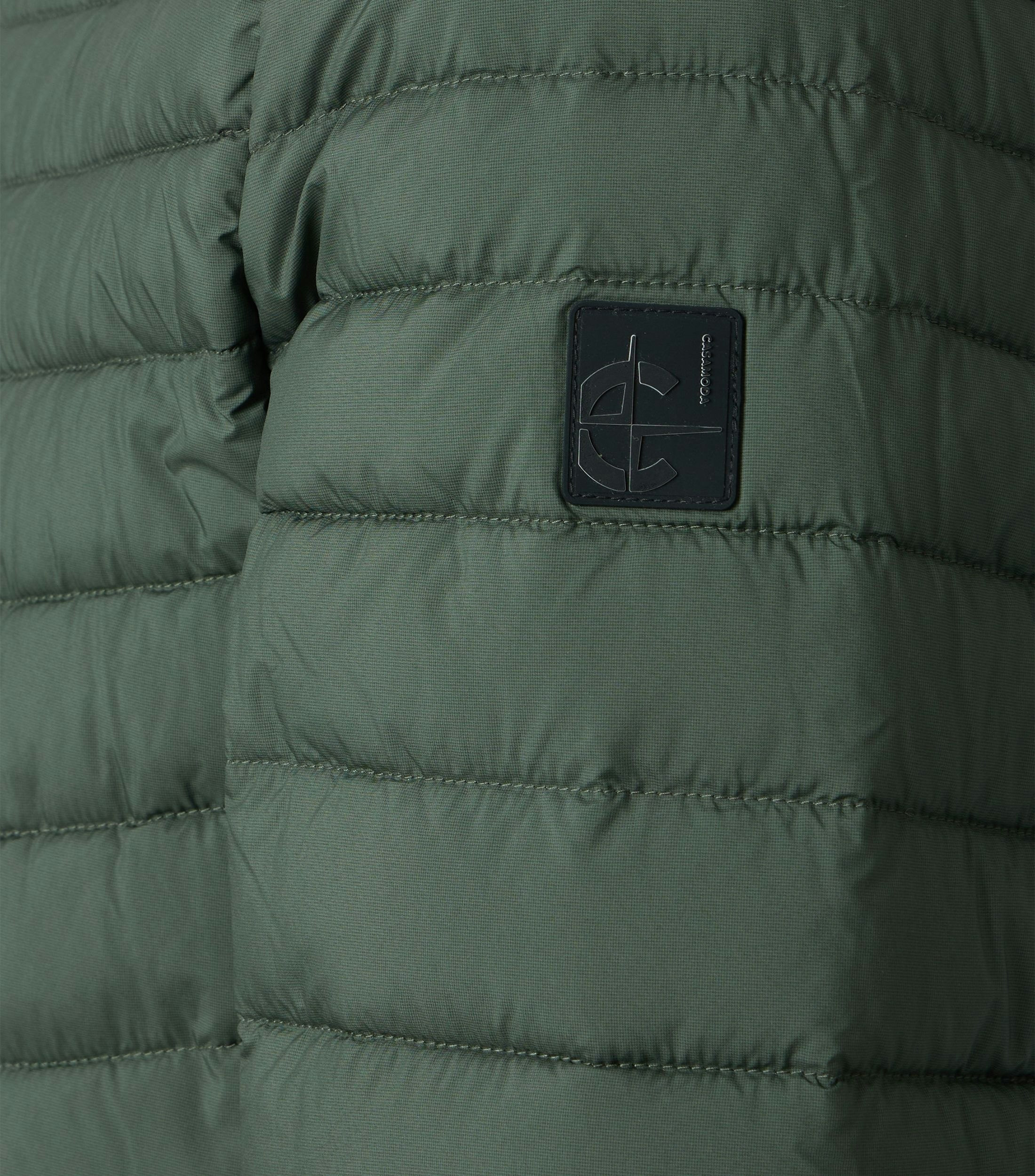 Eine Jacke im uni Muster in der Farbe Dunkelgrün