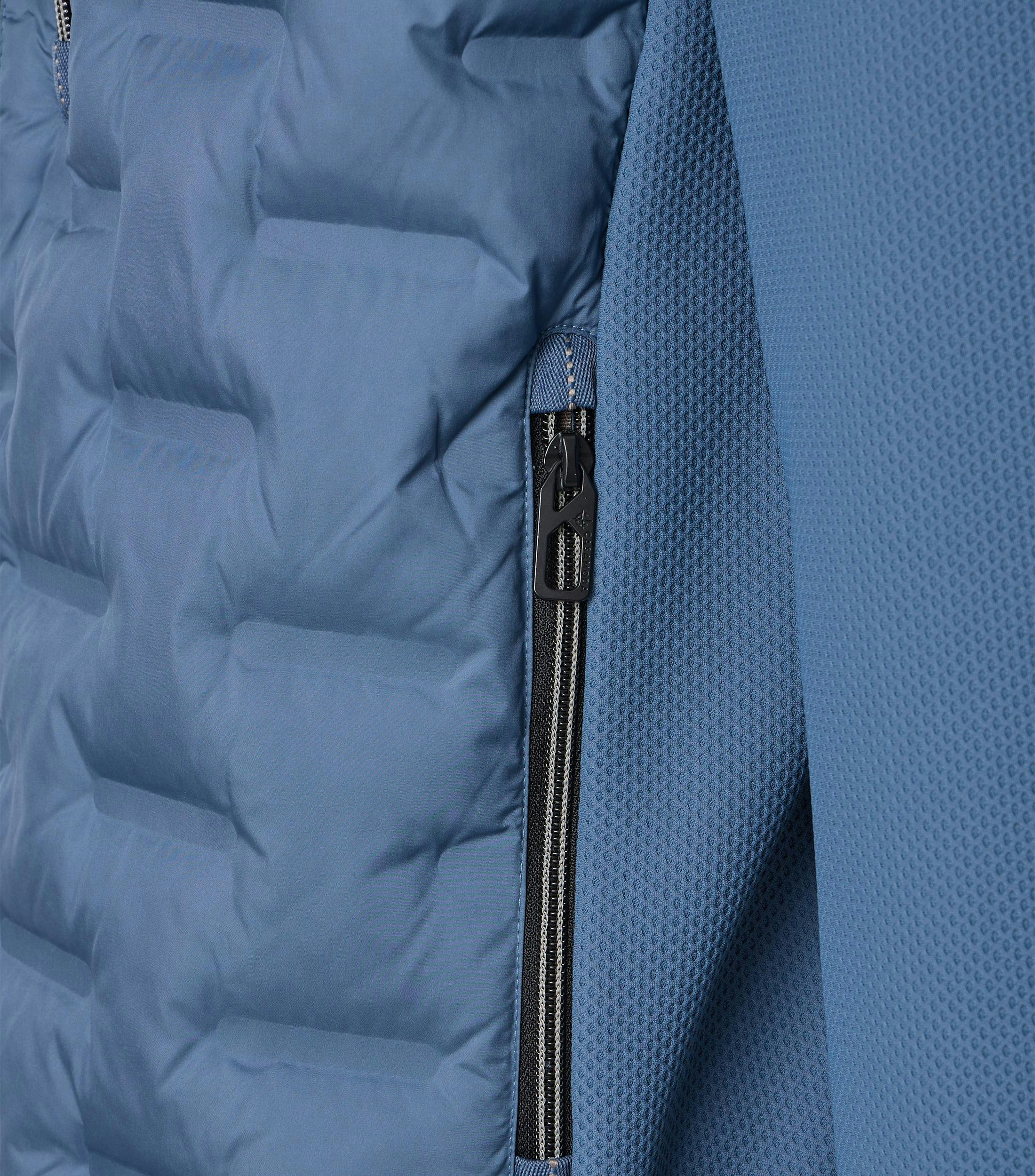 Eine Jacke im uni Muster in der Farbe Blau