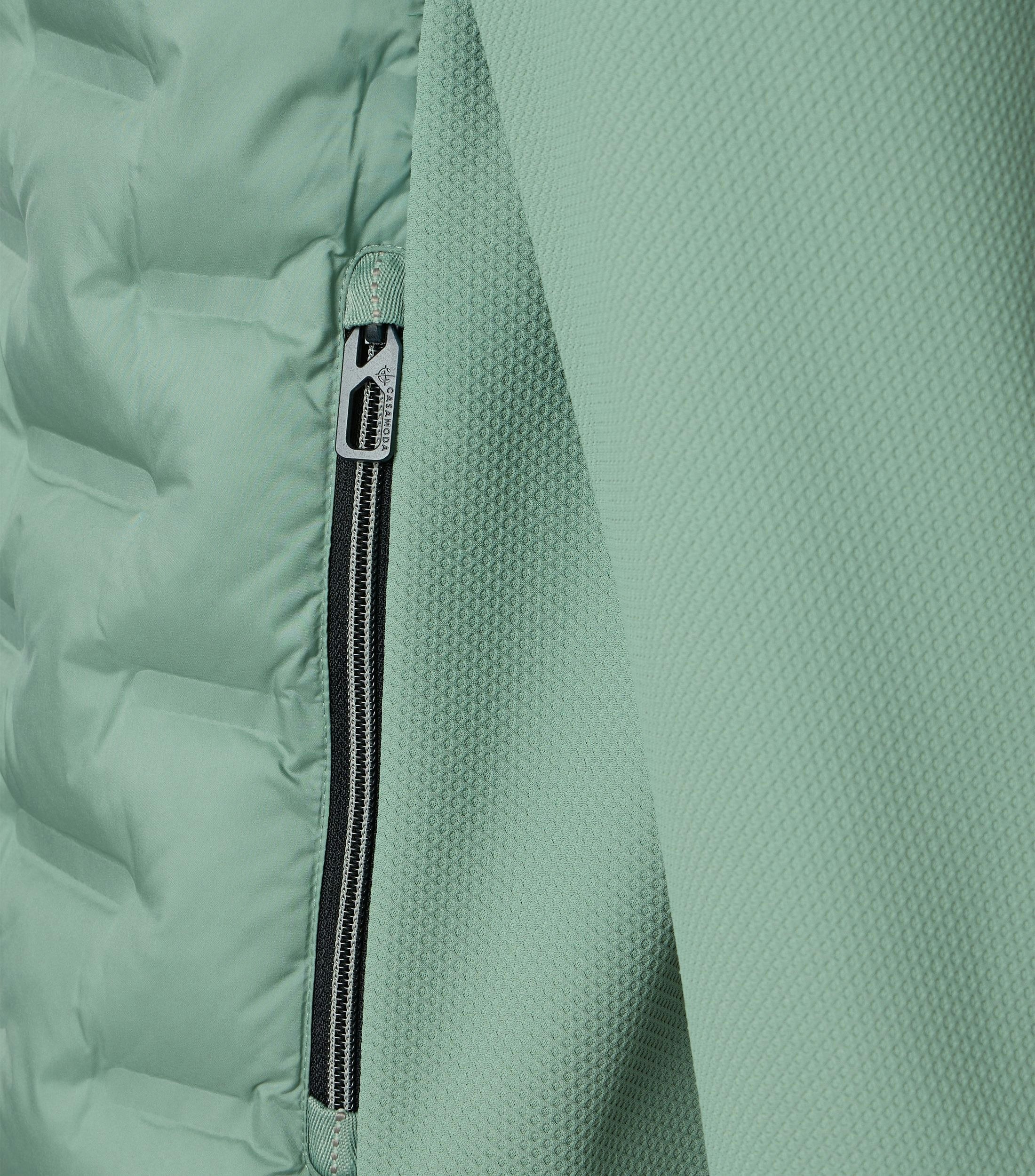 Eine Jacke im uni Muster in der Farbe Grün