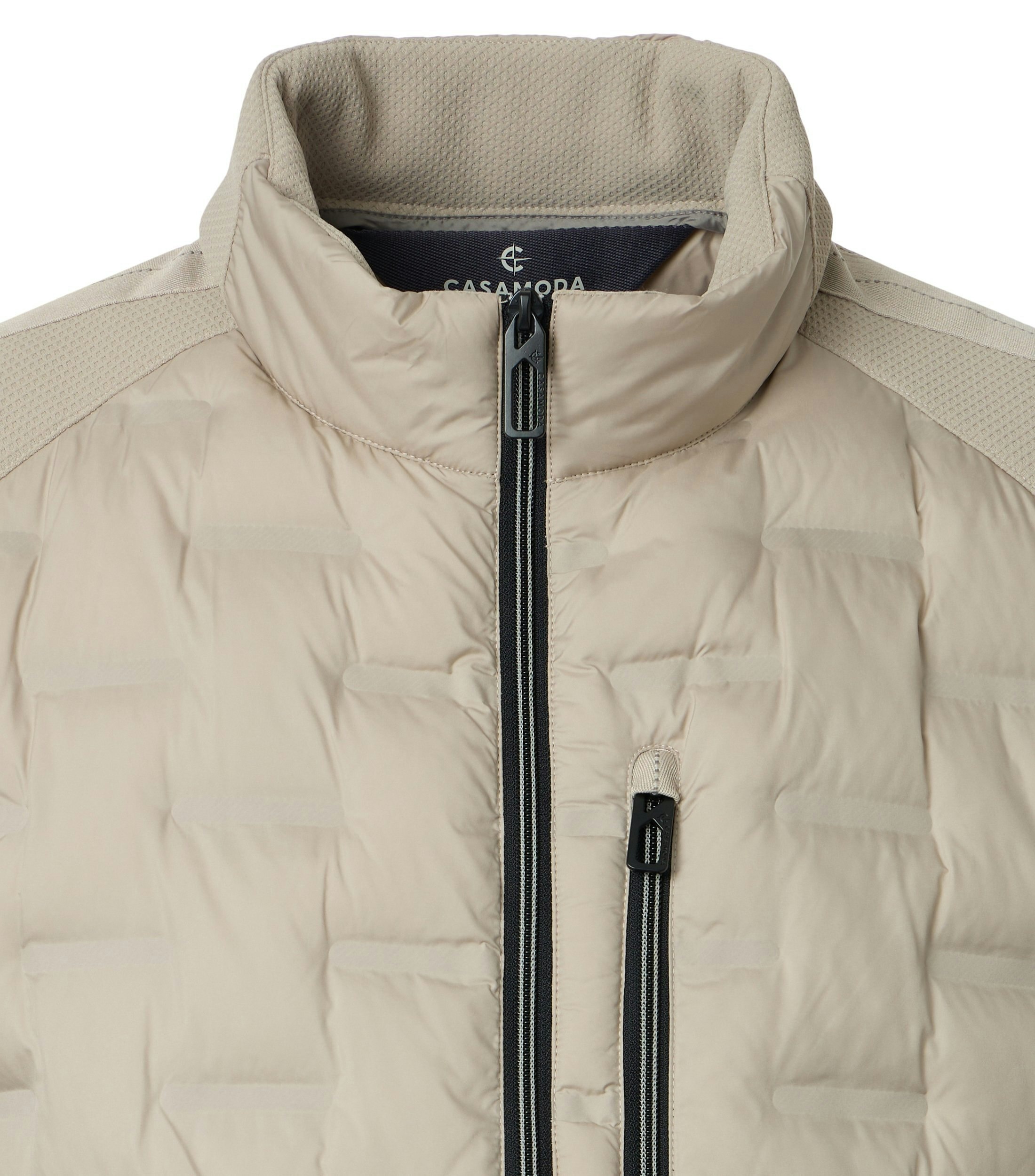 Eine Jacke im uni Muster in der Farbe Beige