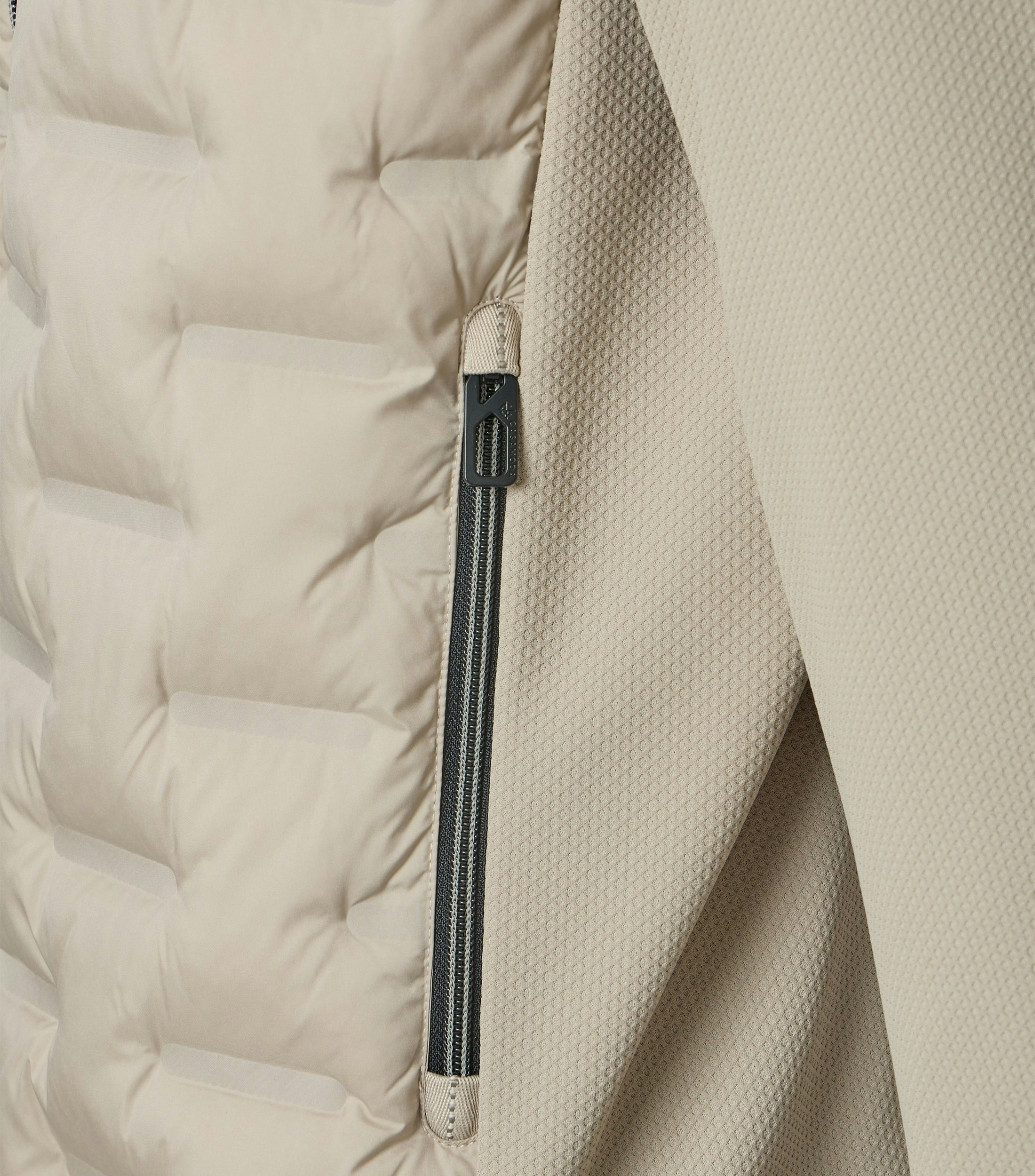 Eine Jacke im uni Muster in der Farbe Beige