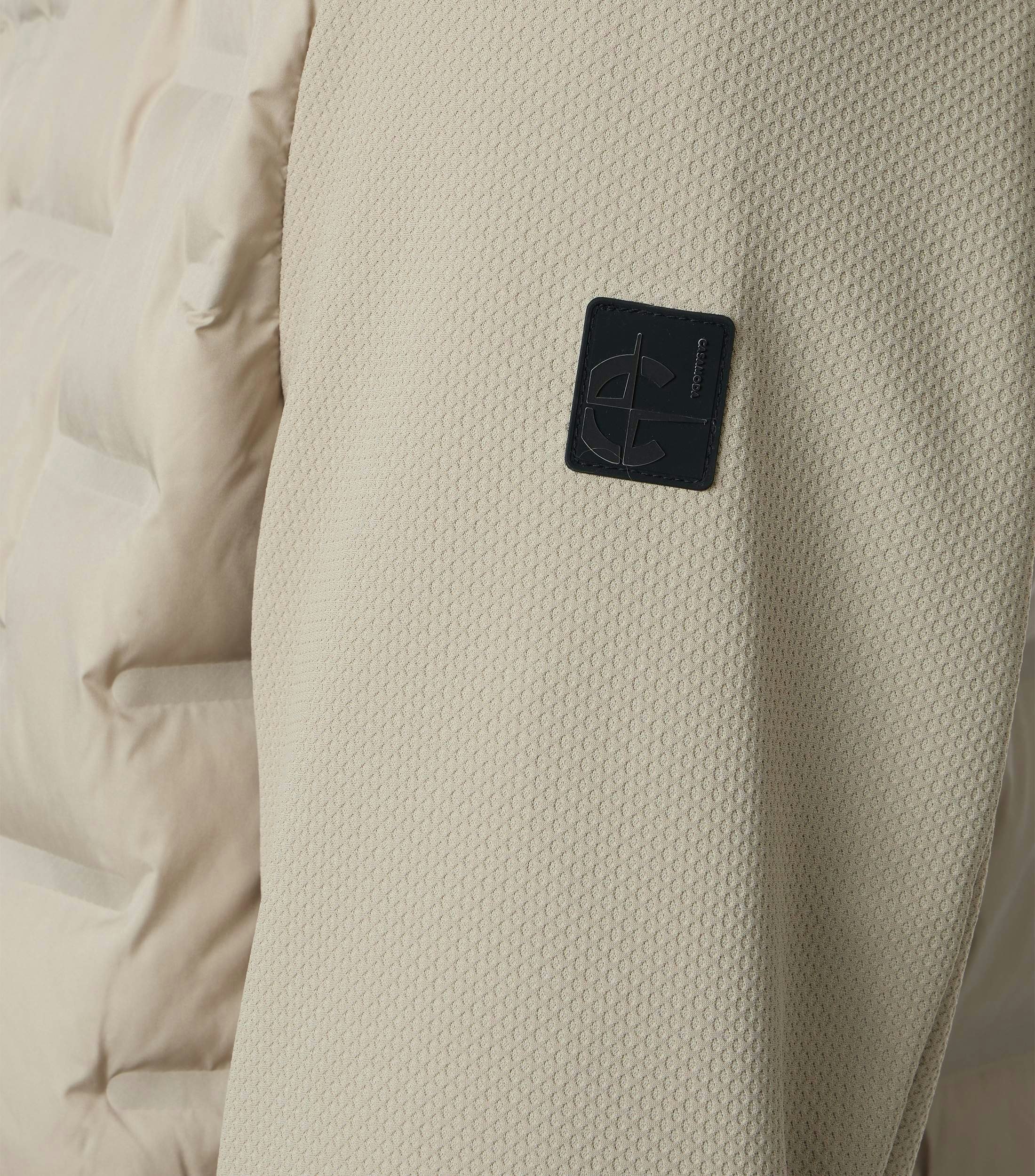 Eine Jacke im uni Muster in der Farbe Beige