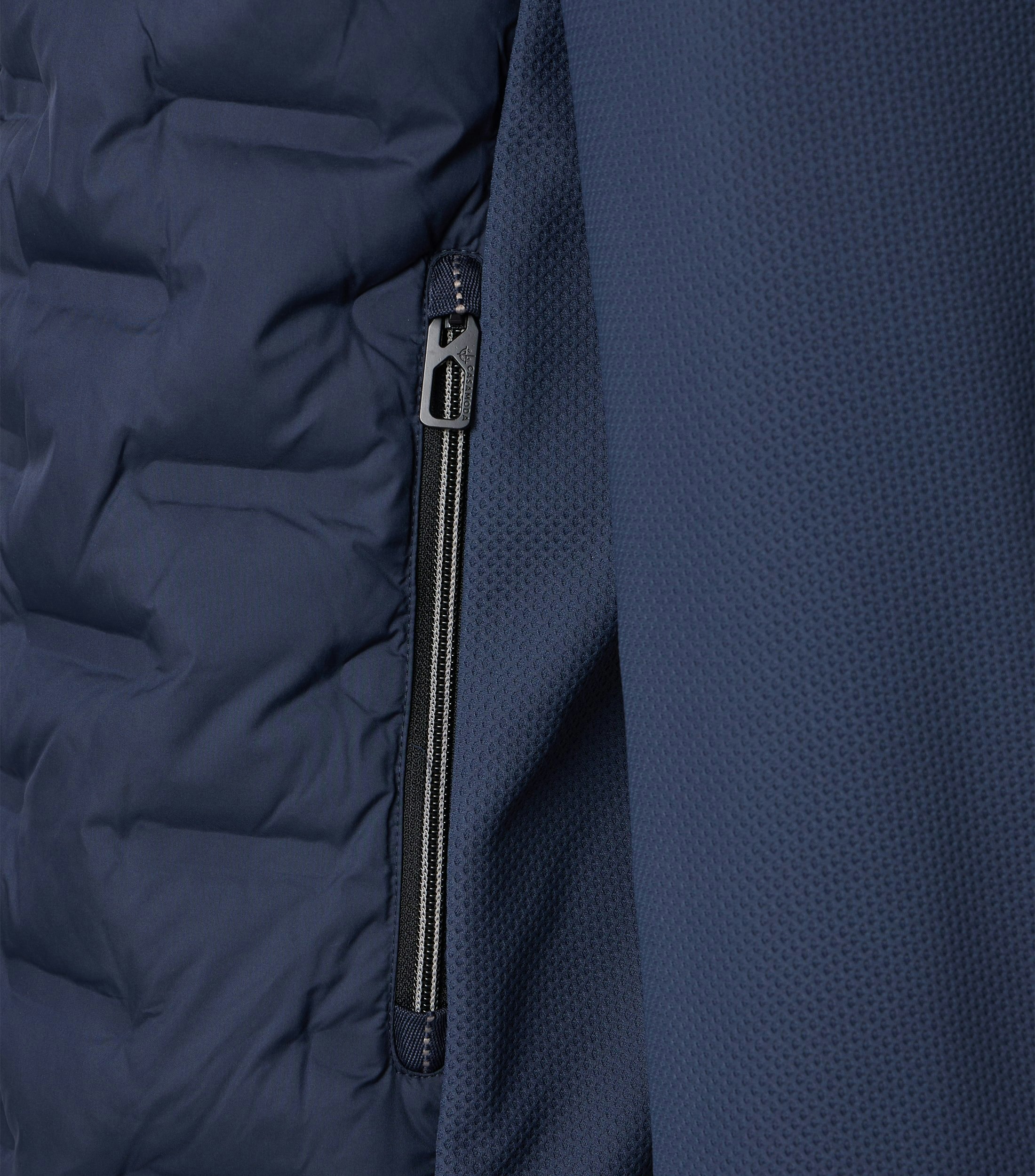 Eine Jacke im uni Muster in der Farbe Dunkelblau