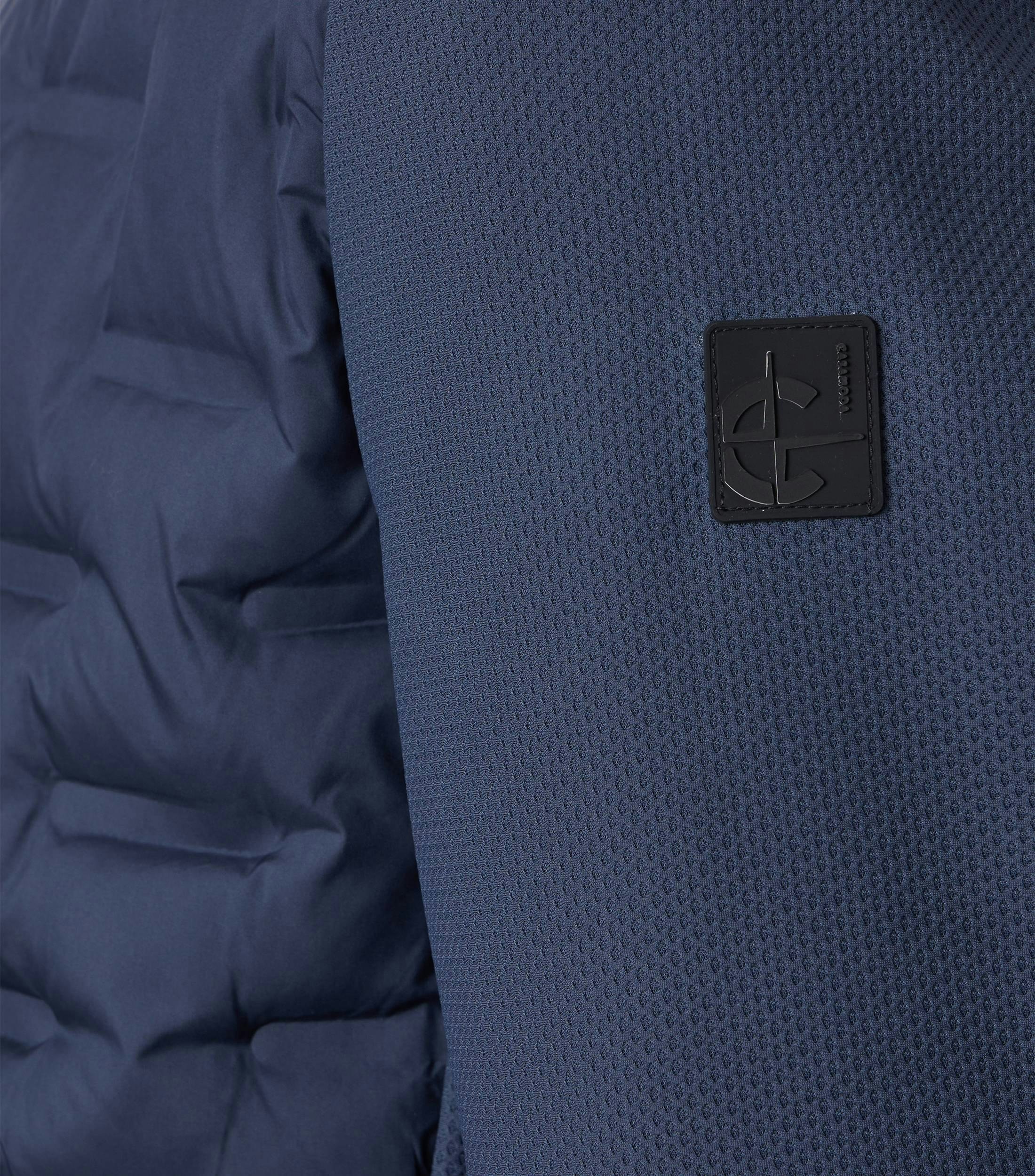 Eine Jacke im uni Muster in der Farbe Dunkelblau