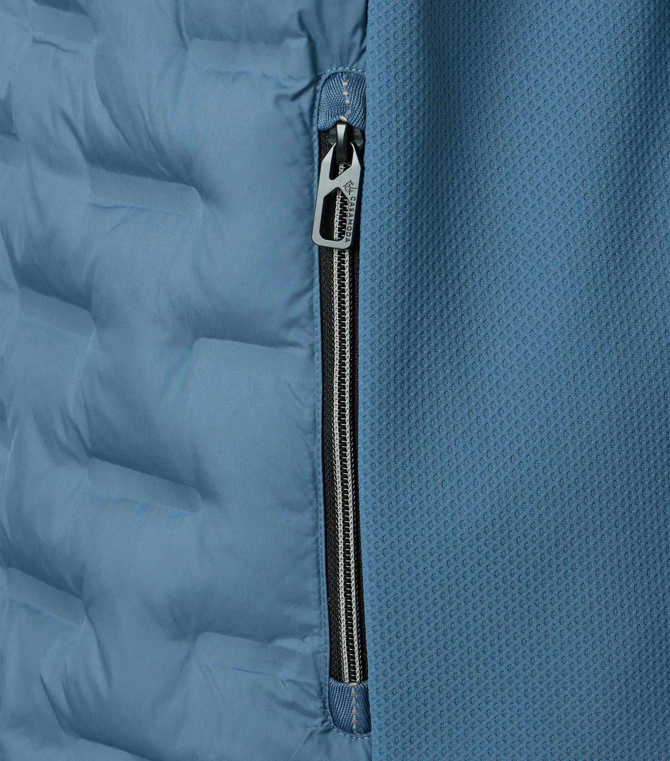 Eine Weste im uni Muster in der Farbe Blau