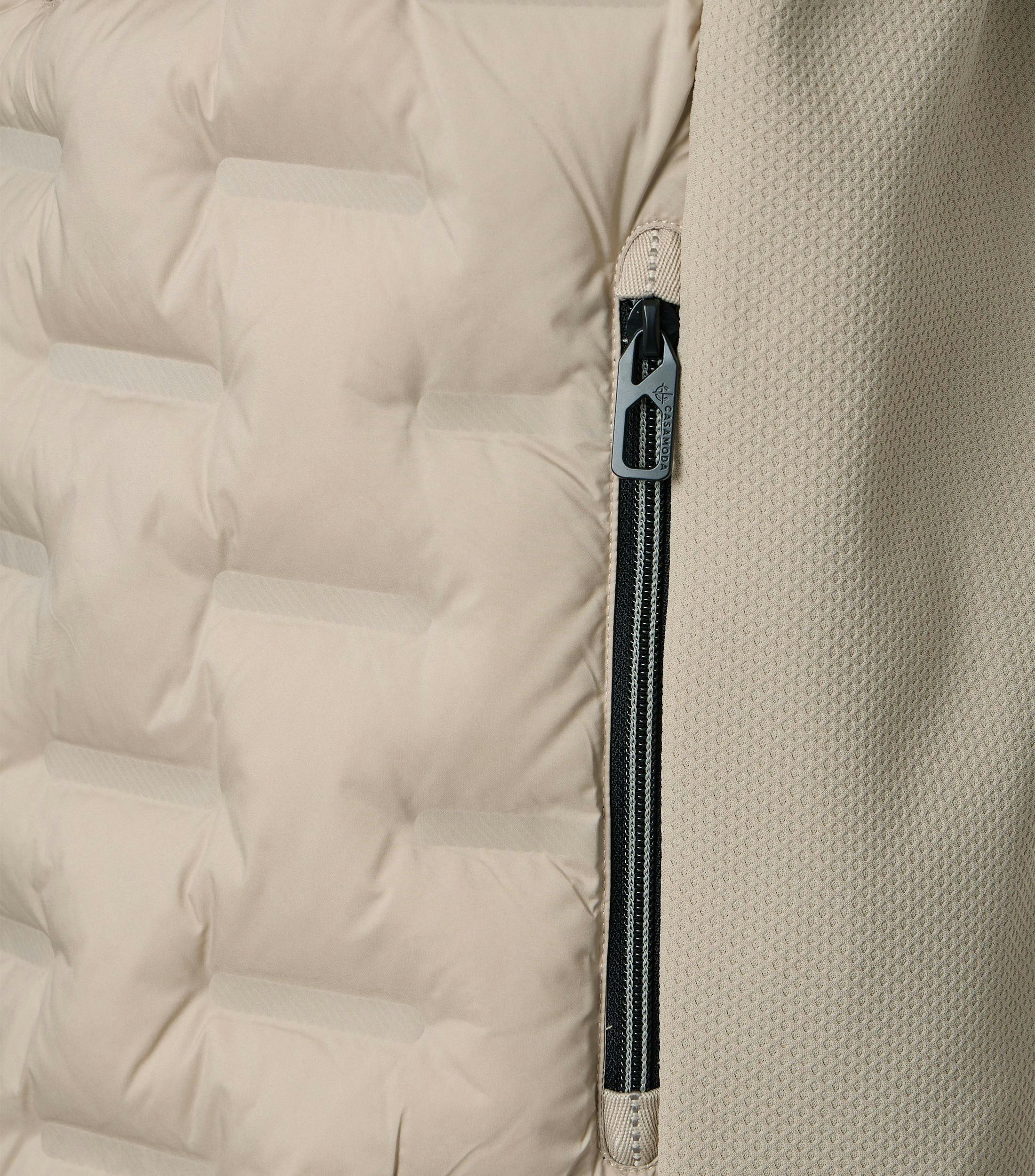 Eine Weste im uni Muster in der Farbe Beige