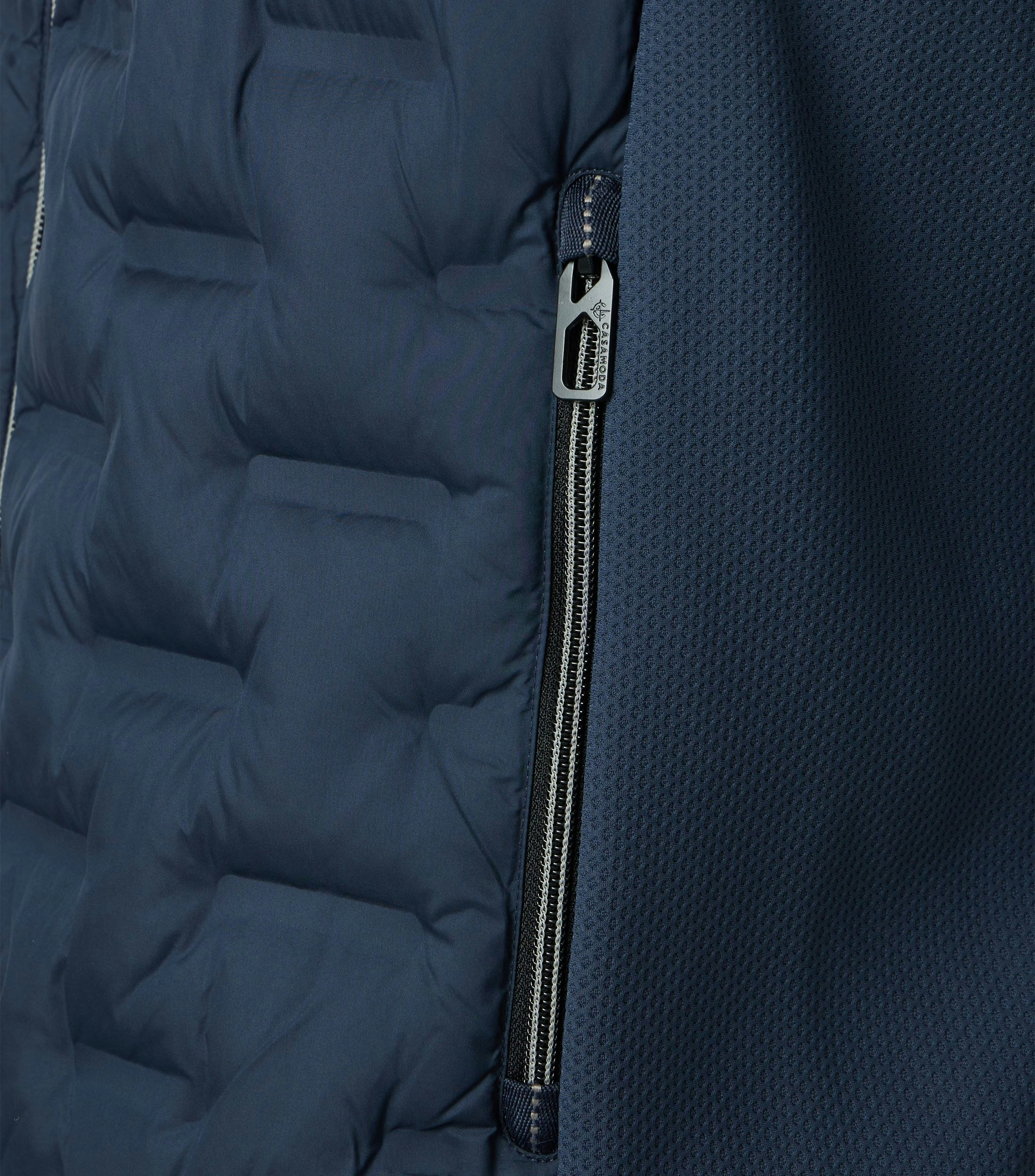 Eine Weste im uni Muster in der Farbe Dunkelblau