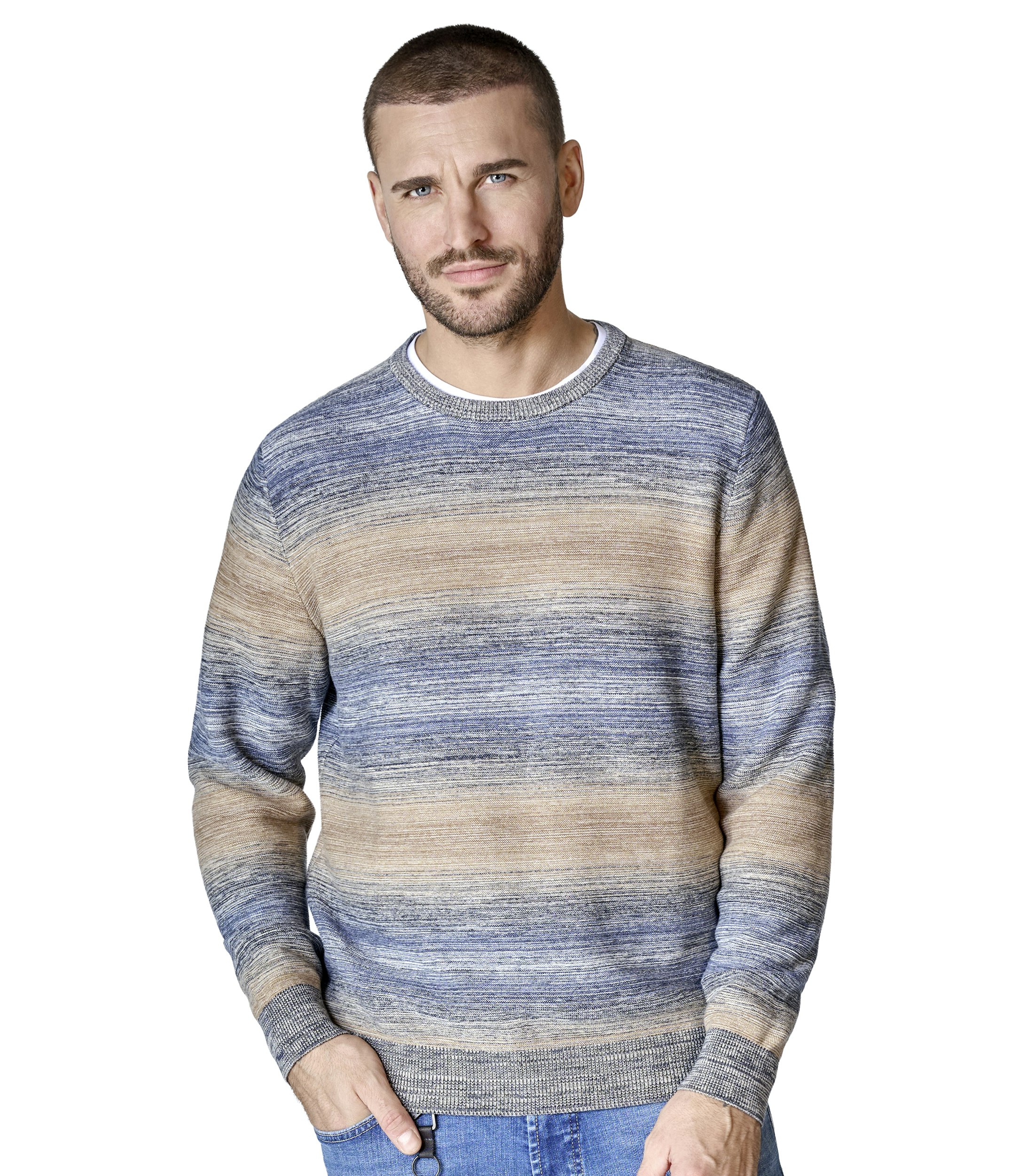 Ein Pullover im gestreift Muster in der Farbe Braun