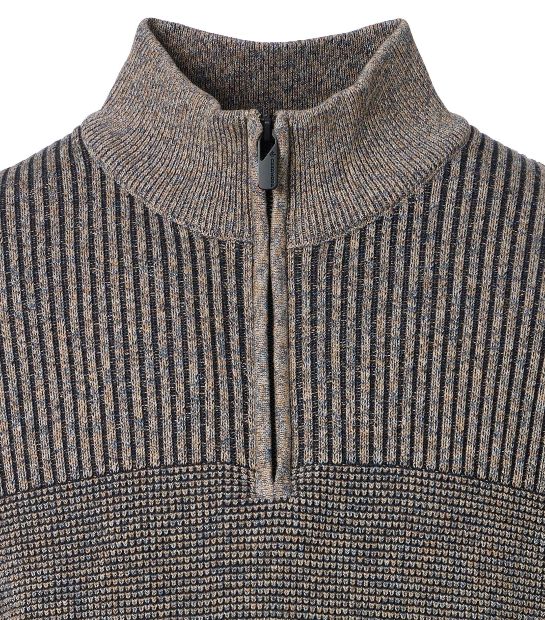 Ein Pullover im uni Muster in der Farbe Braun