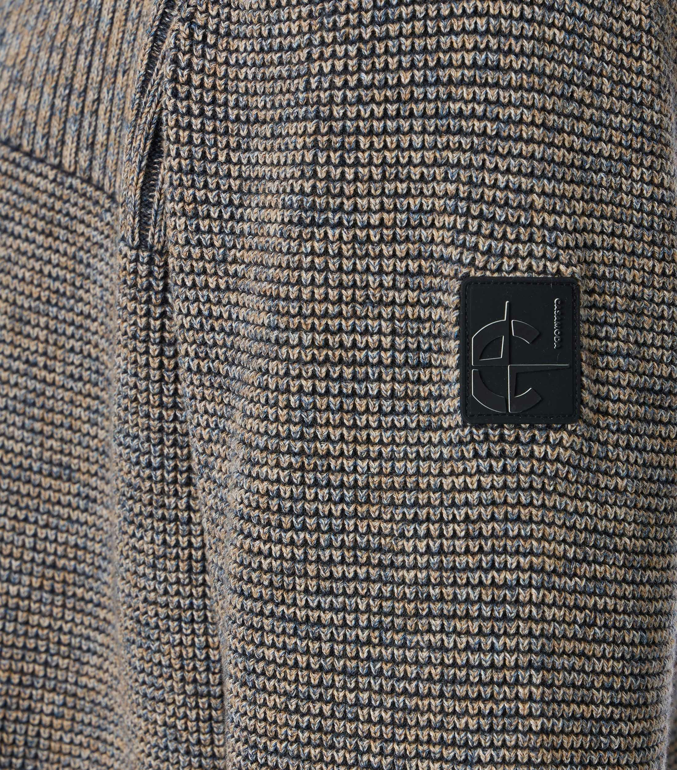 Ein Pullover im uni Muster in der Farbe Braun