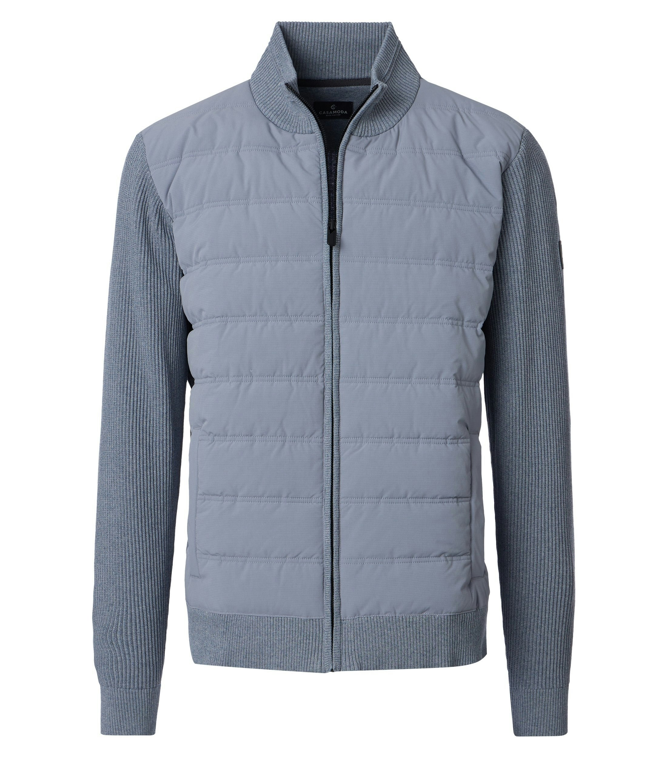 Eine Strickjacke im uni Muster in der Farbe Hellblau