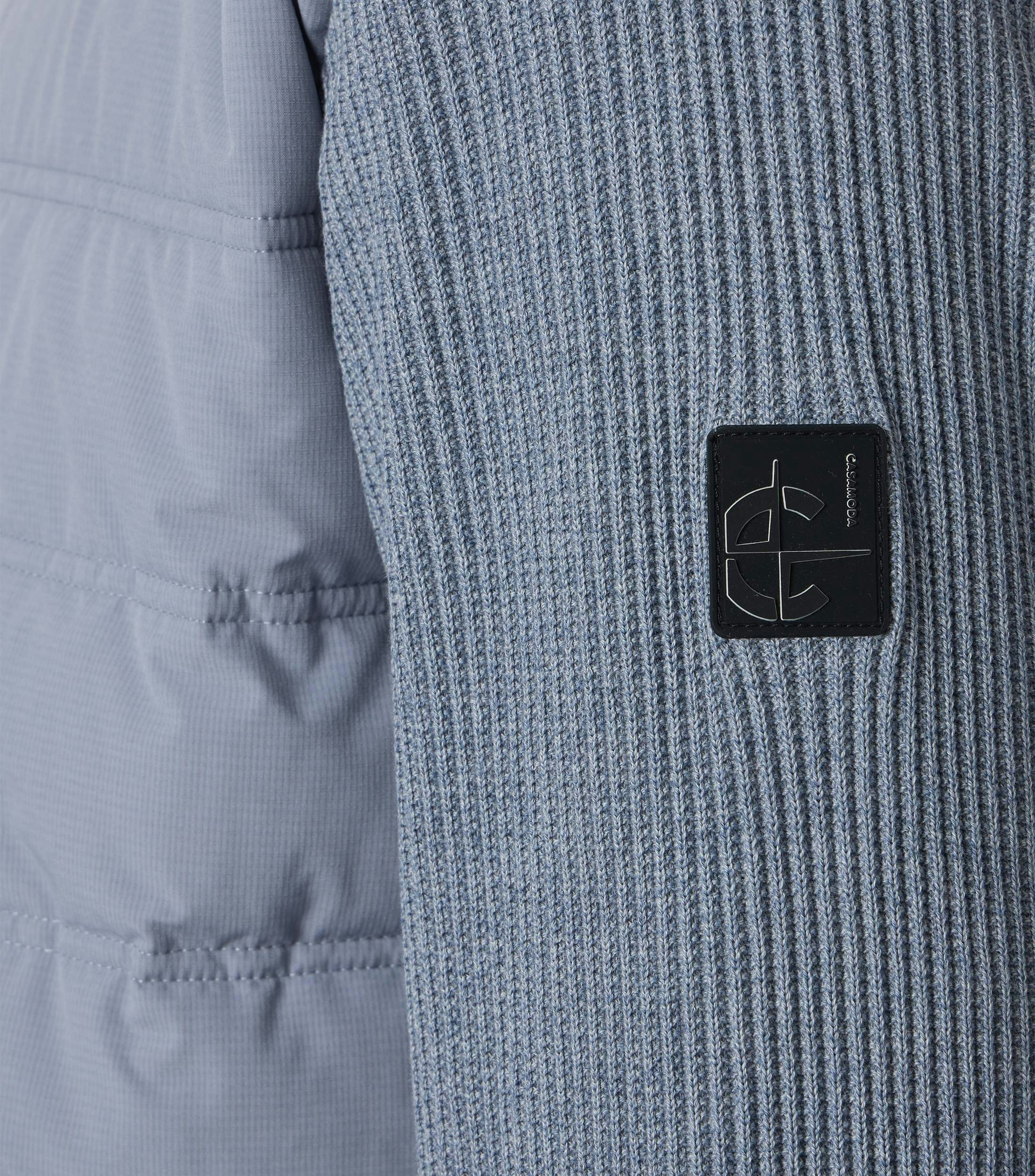 Eine Strickjacke im uni Muster in der Farbe Hellblau