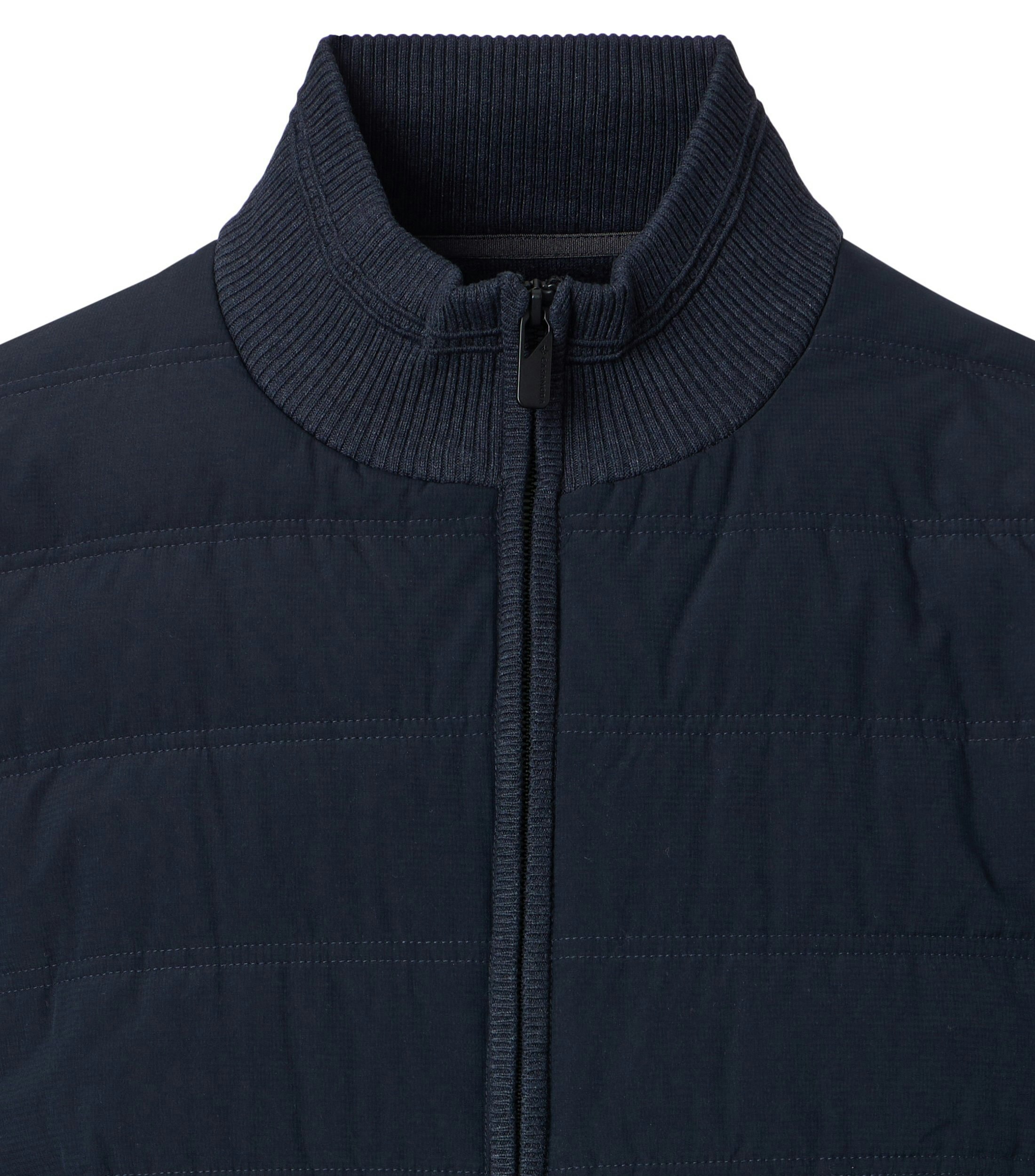 Eine Strickjacke im uni Muster in der Farbe Dunkelblau