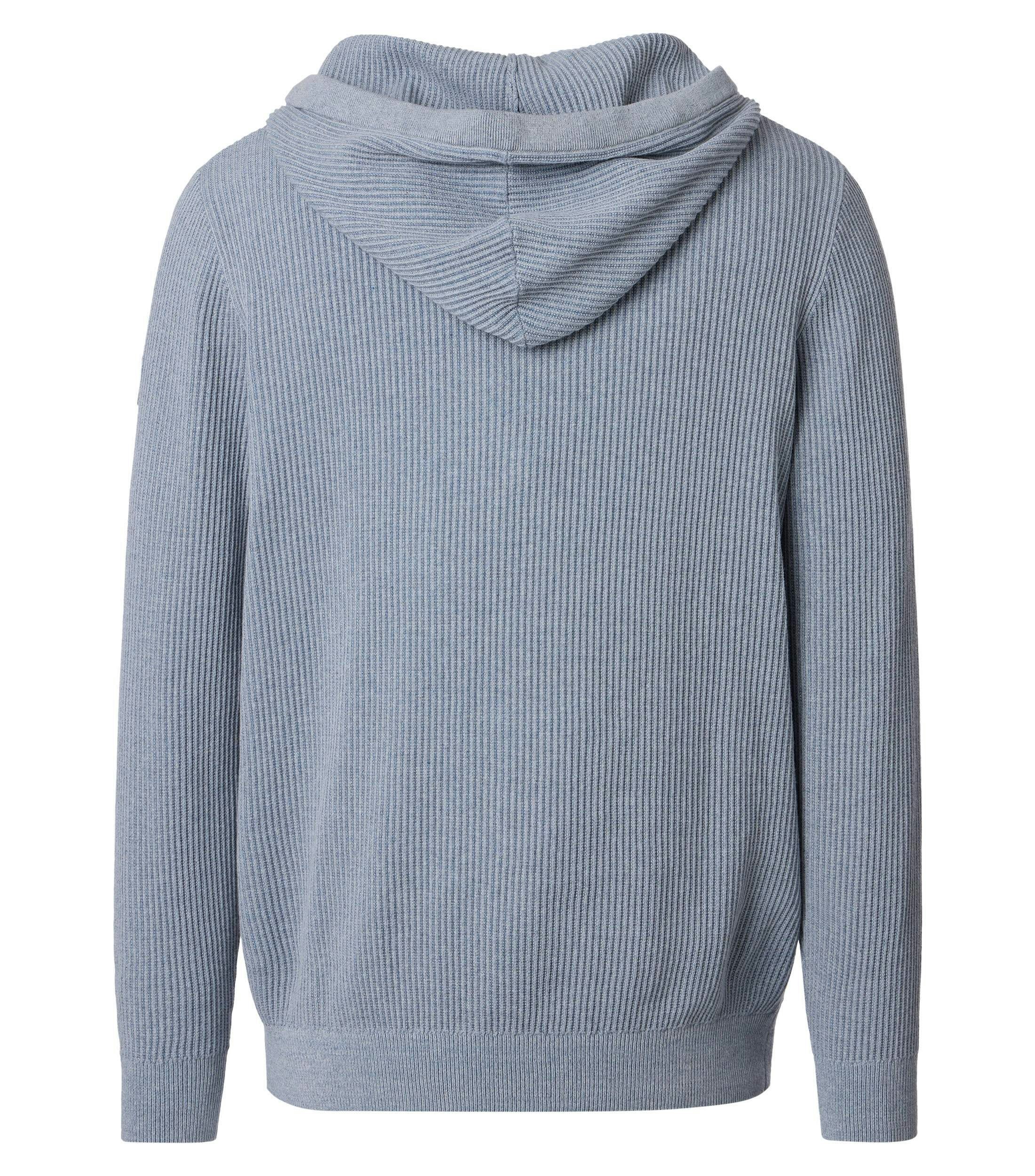 Ein Pullover im uni Muster in der Farbe Hellblau