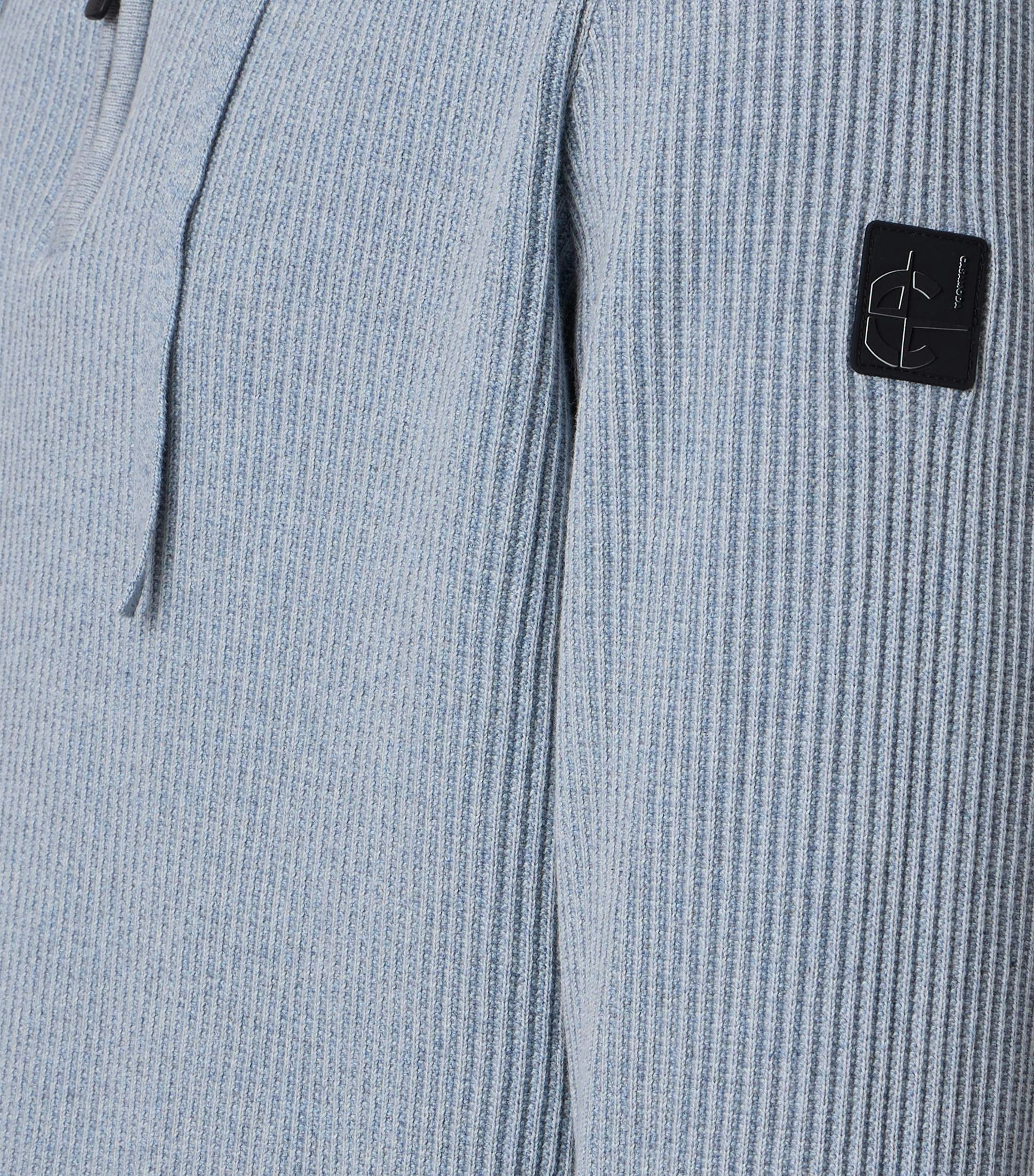 Ein Pullover im uni Muster in der Farbe Hellblau