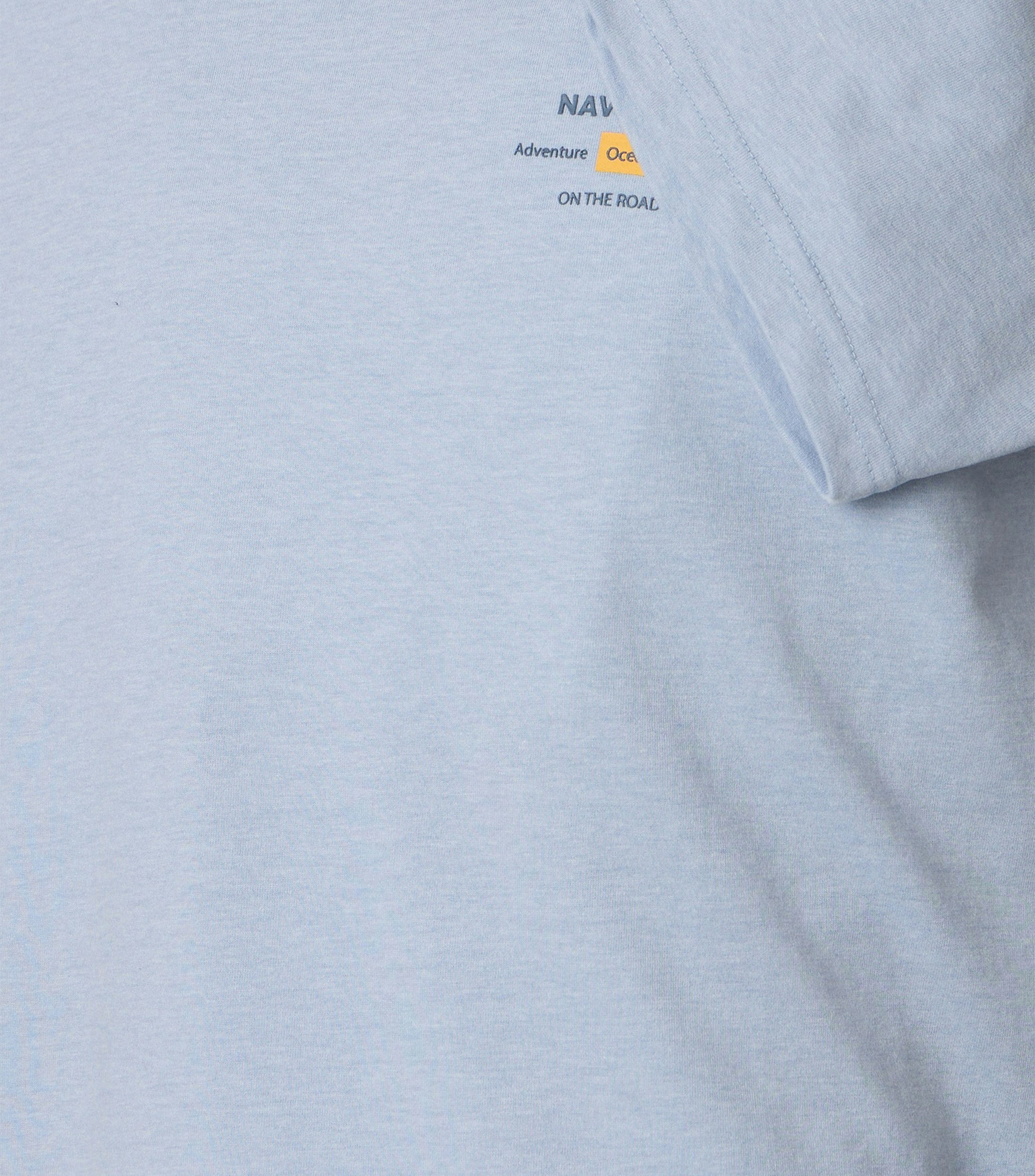 Ein T-Shirt im uni Muster in der Farbe Hellblau