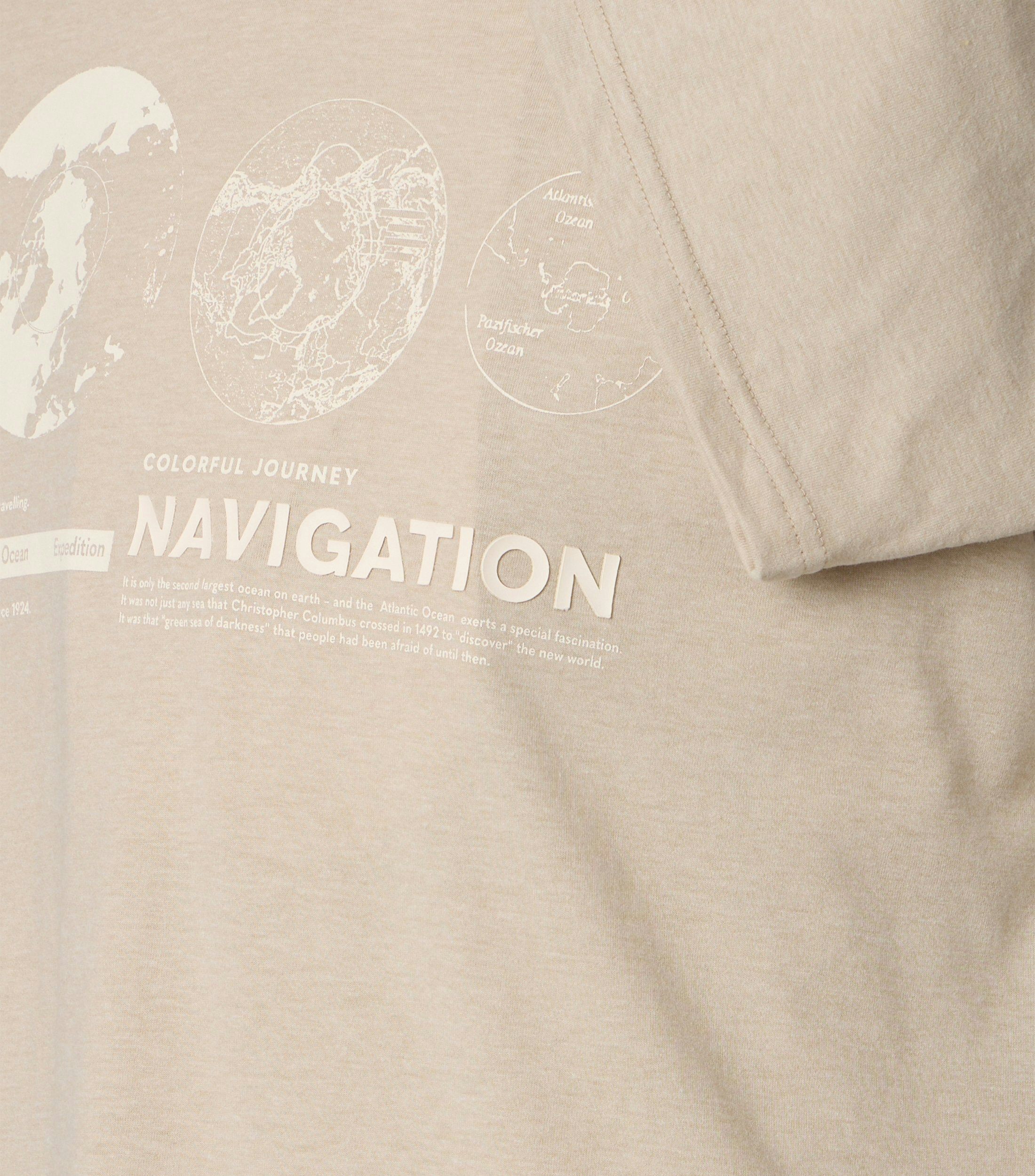 Ein T-Shirt im uni Muster in der Farbe Champagner Beige