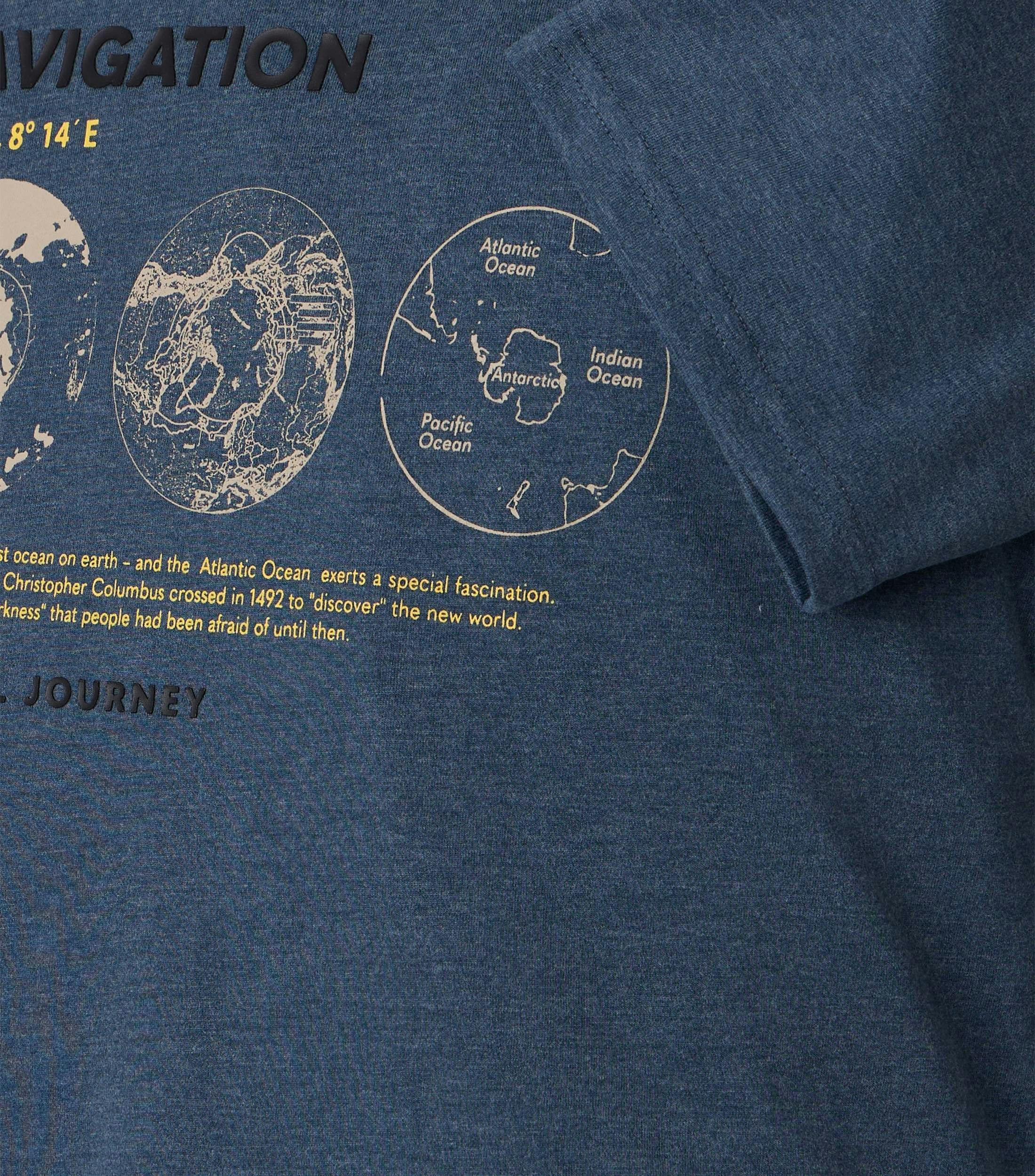 Ein T-Shirt im uni Muster in der Farbe Blau