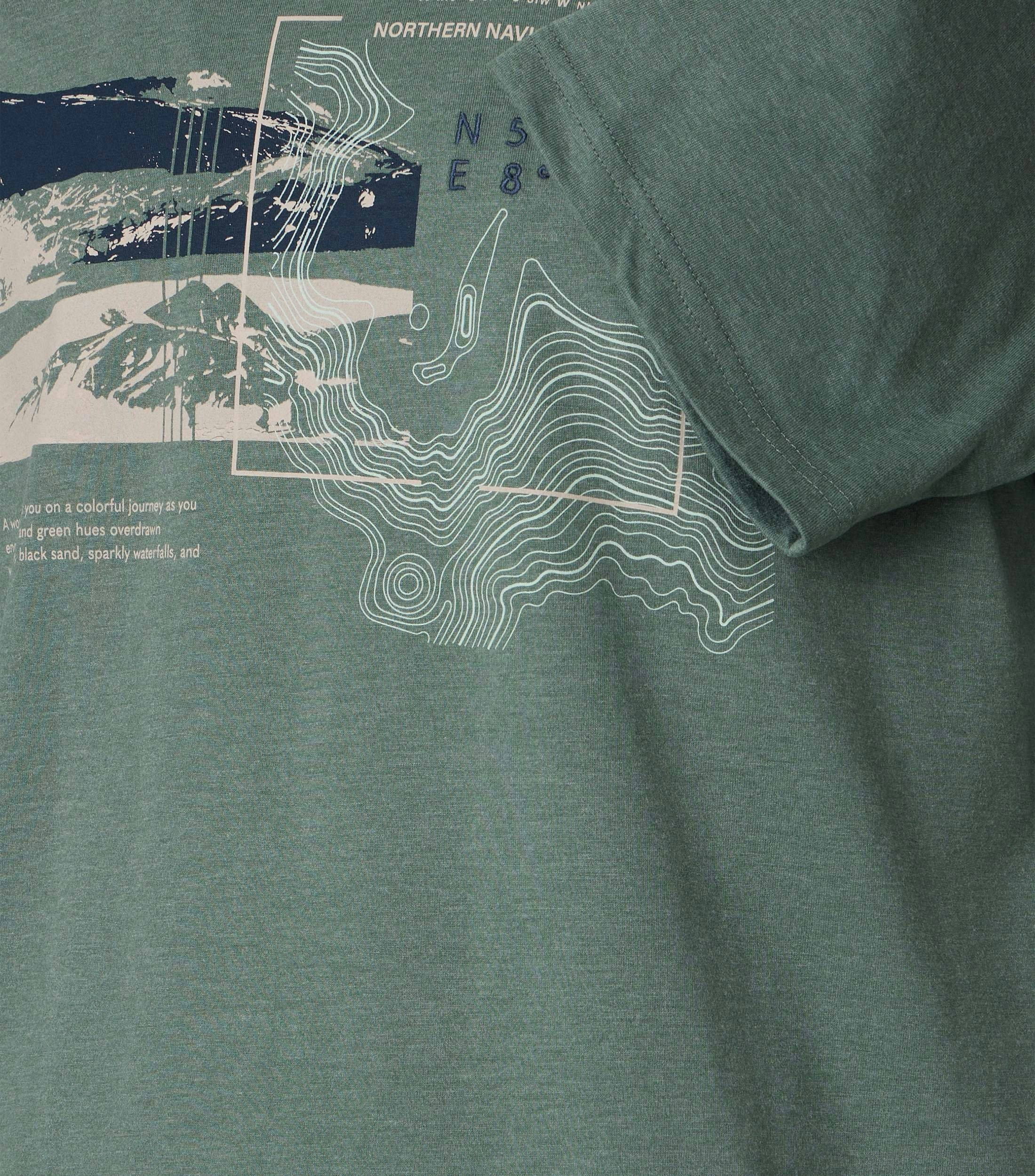 Ein T-Shirt im uni Muster in der Farbe Grün