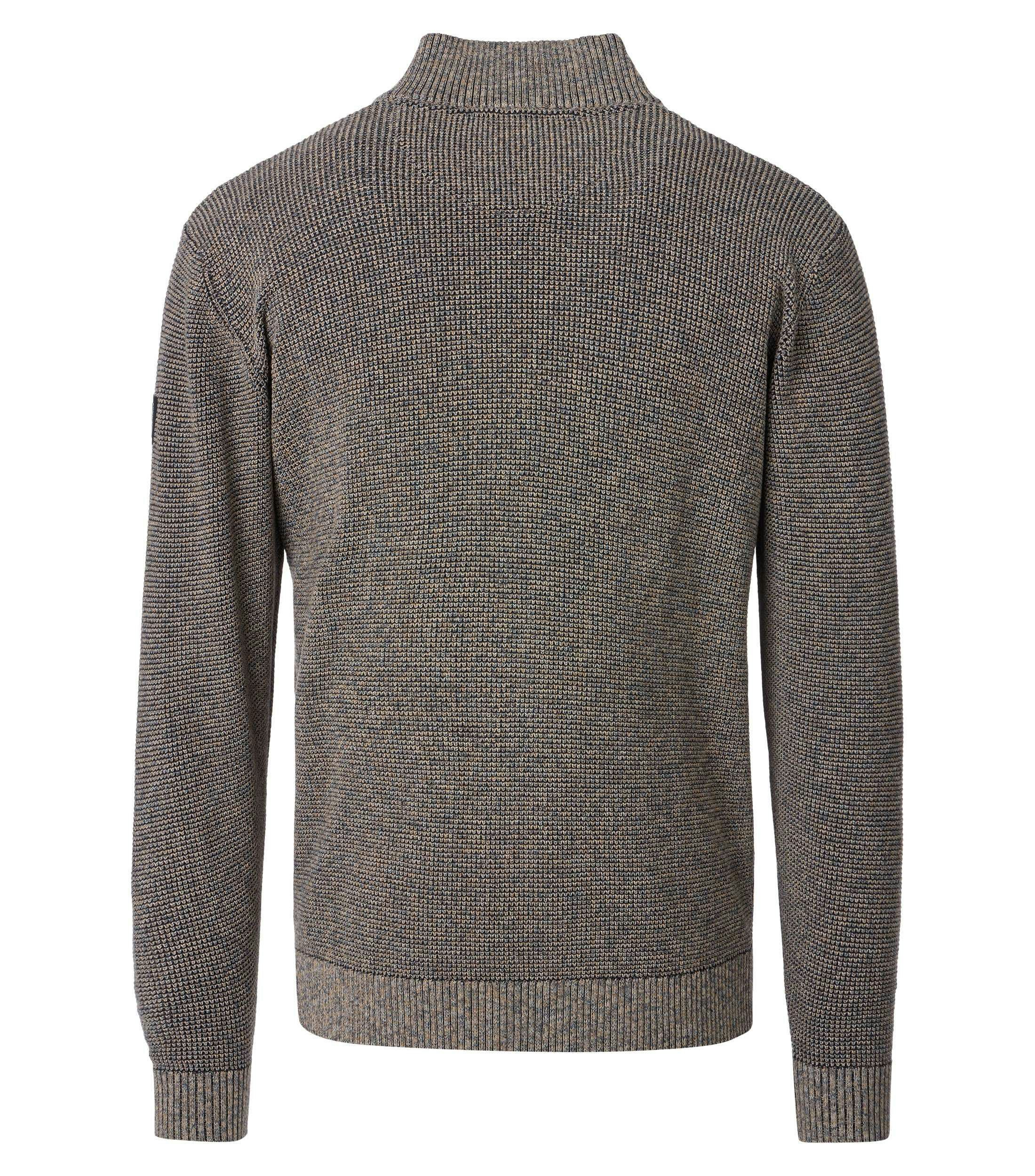 Eine Strickjacke im uni Muster in der Farbe Braun