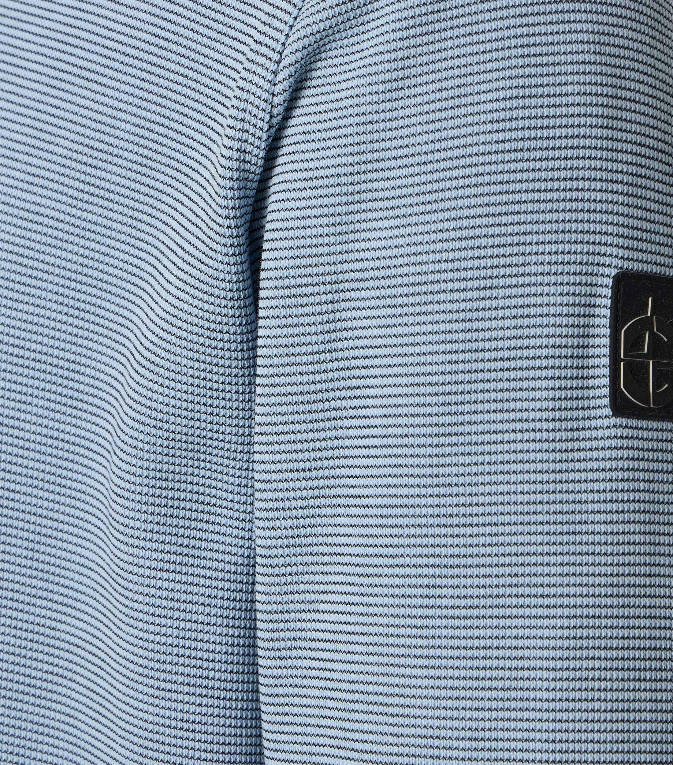 Ein Troyer im uni Muster in der Farbe Hellblau