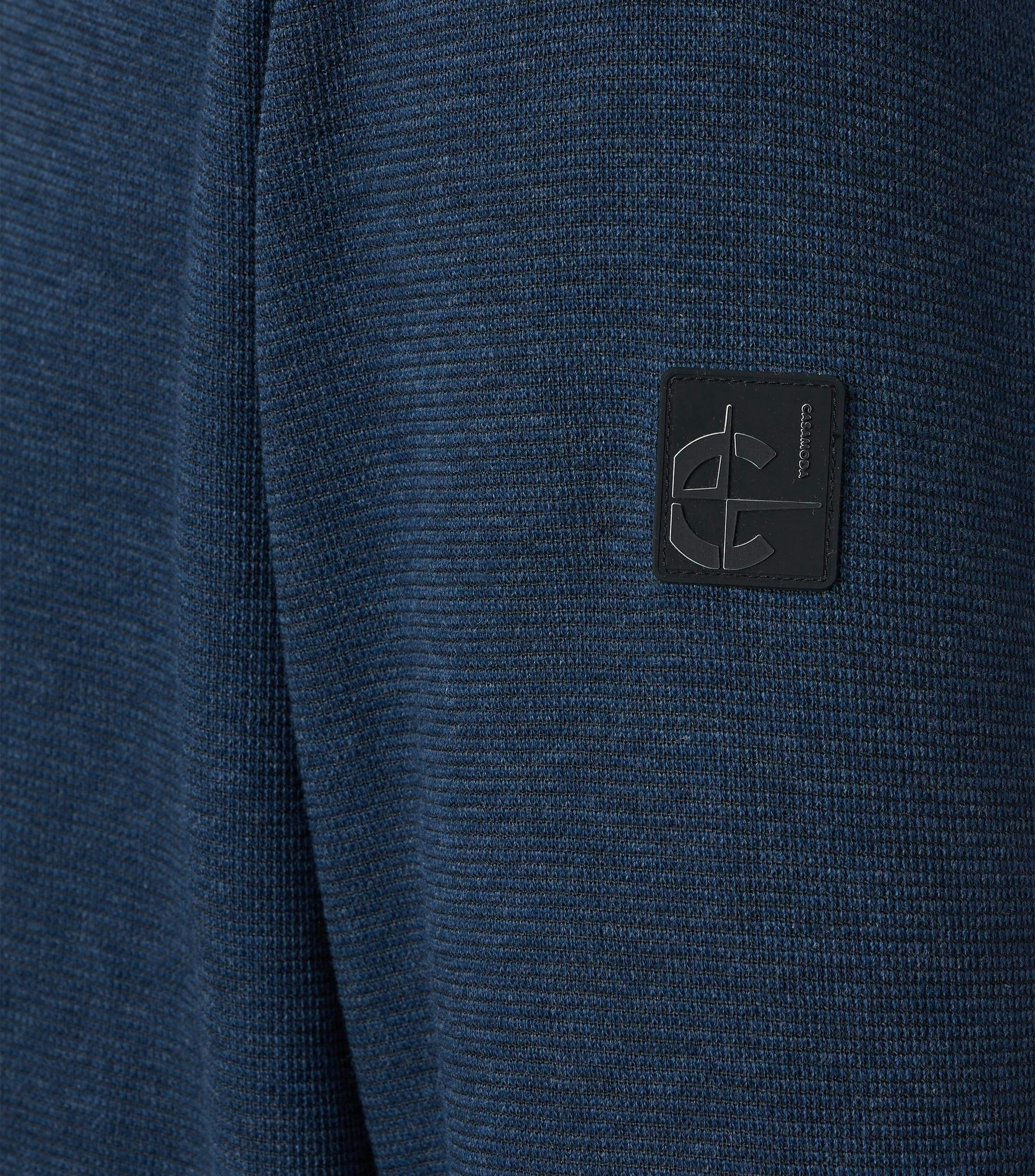 Ein Troyer im uni Muster in der Farbe Blau