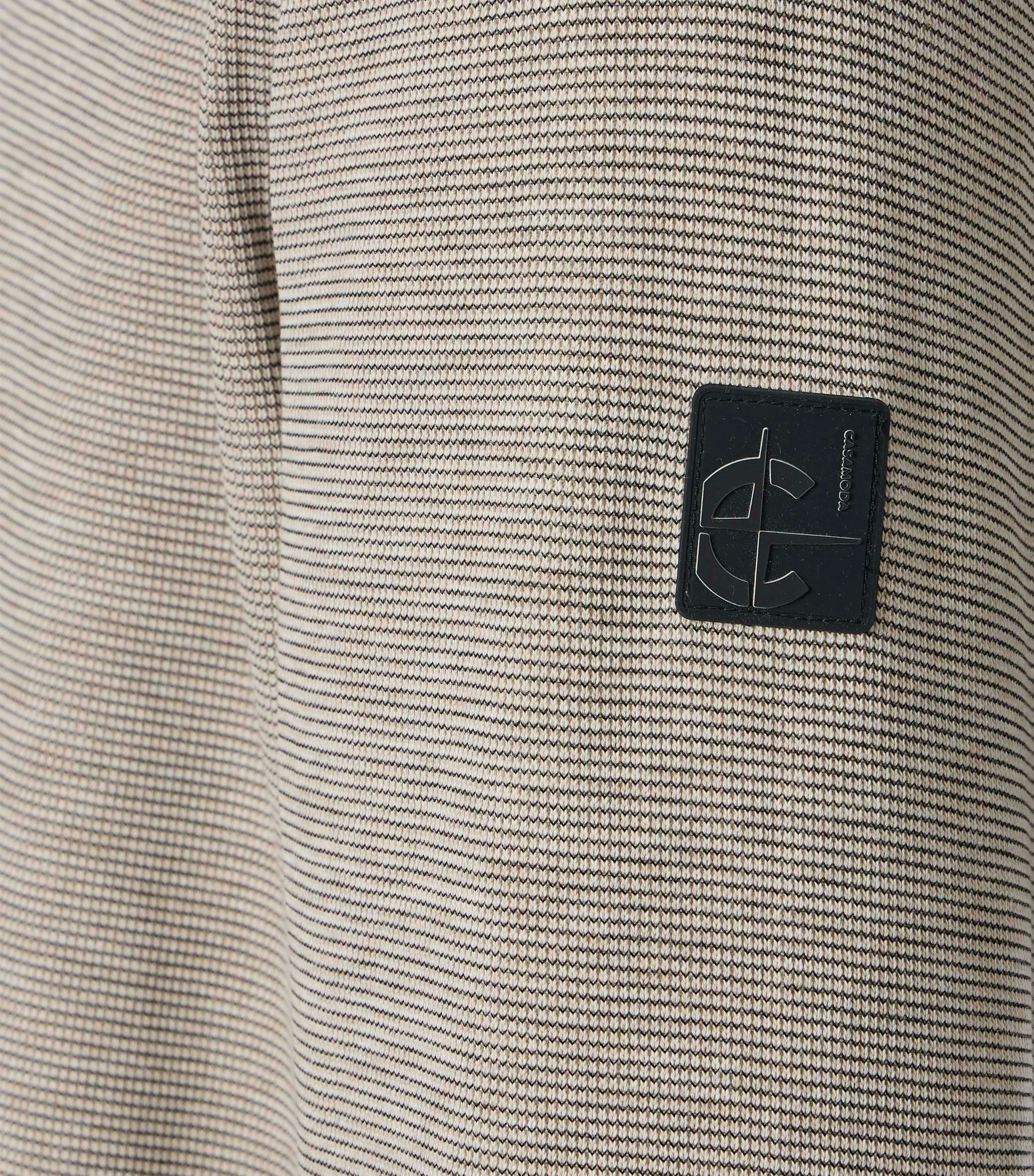 Ein Troyer im uni Muster in der Farbe Beige