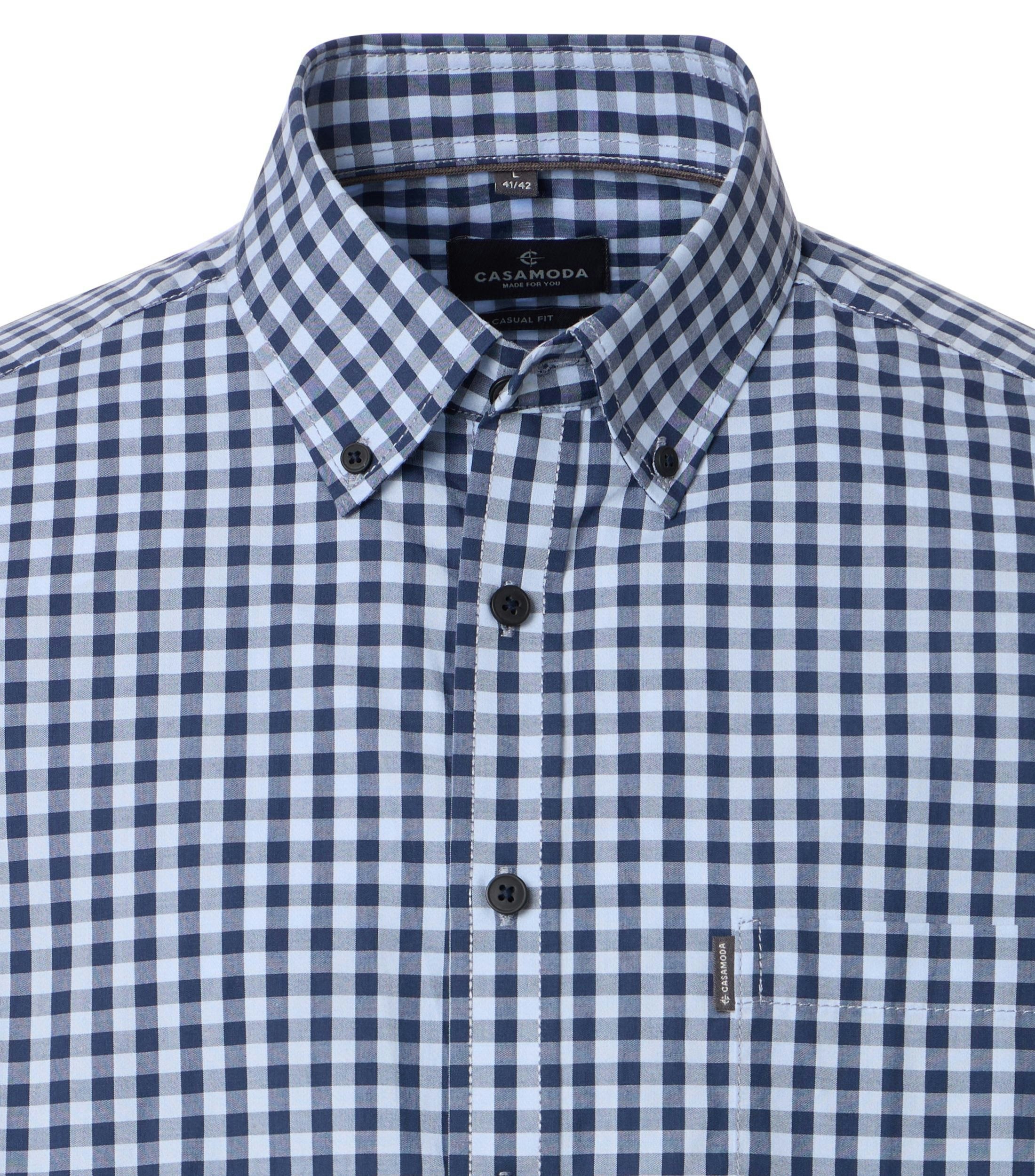 Ein Freizeithemd im kariert Muster in der Farbe Blau