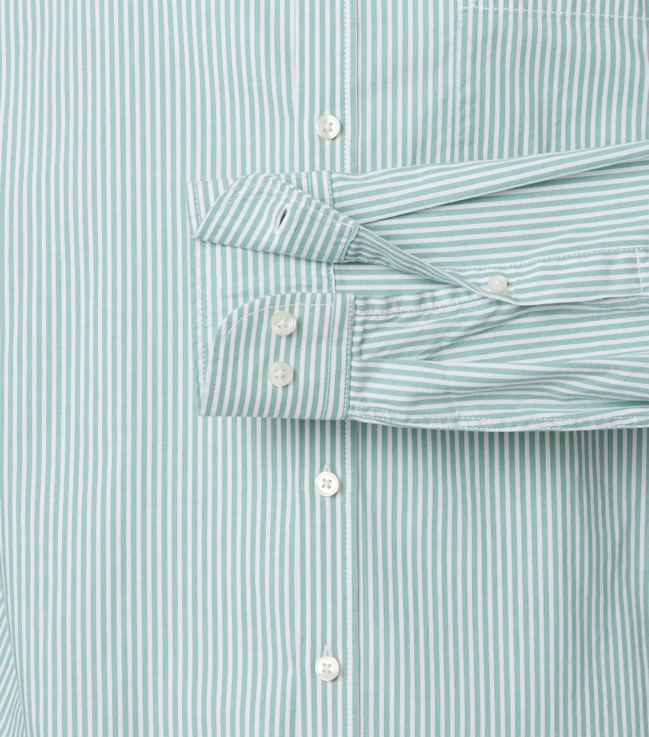 Ein Freizeithemd im gestreift Muster in der Farbe Grün