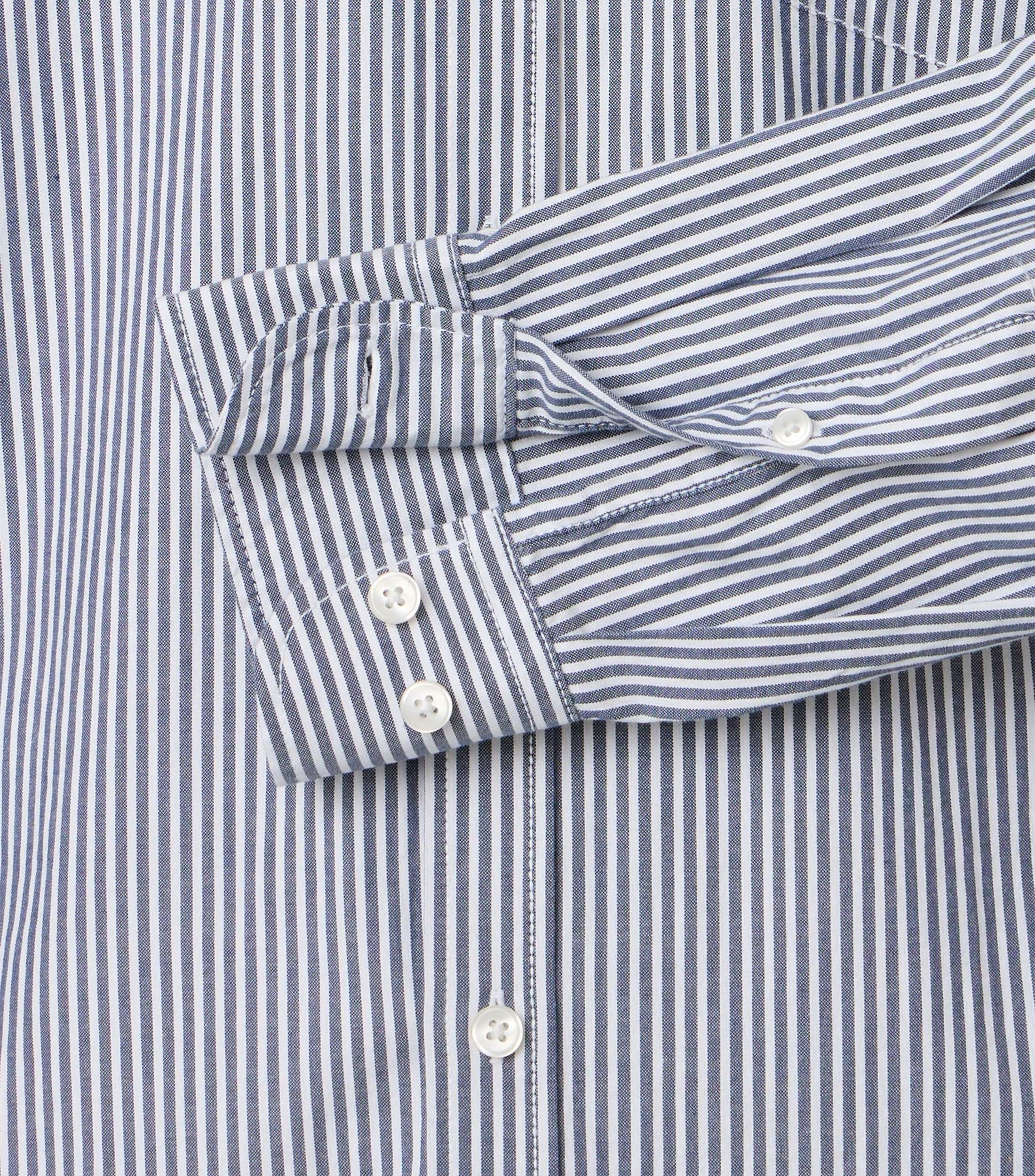 Ein Freizeithemd im gestreift Muster in der Farbe Dunkelblau