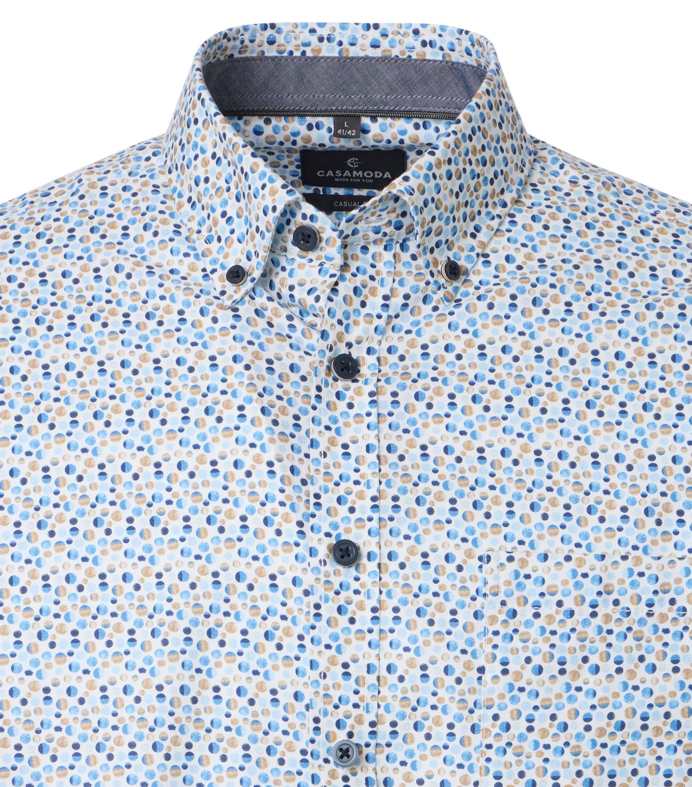 Ein Freizeithemd im Print Muster in der Farbe Blau