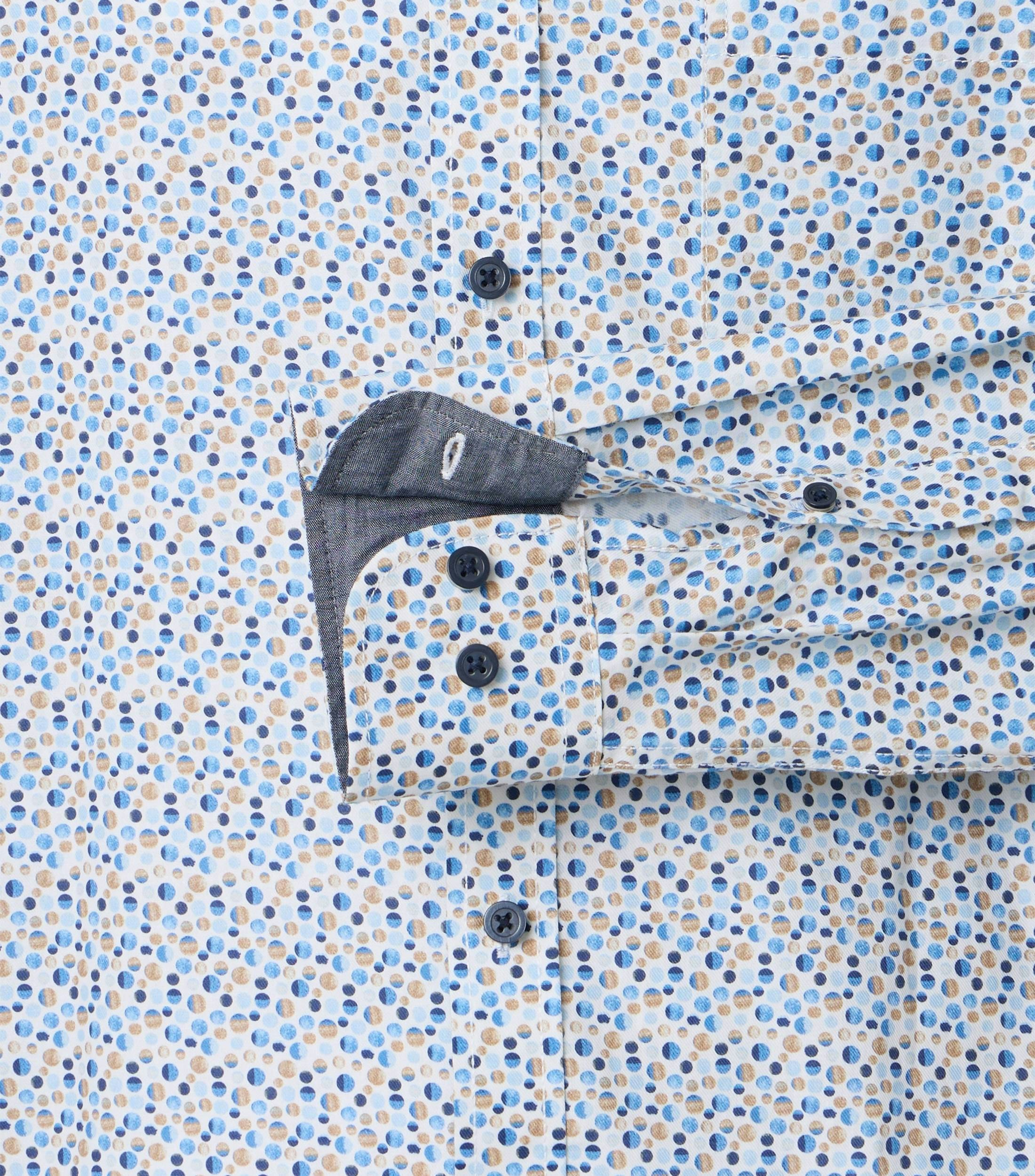 Ein Freizeithemd im Print Muster in der Farbe Blau