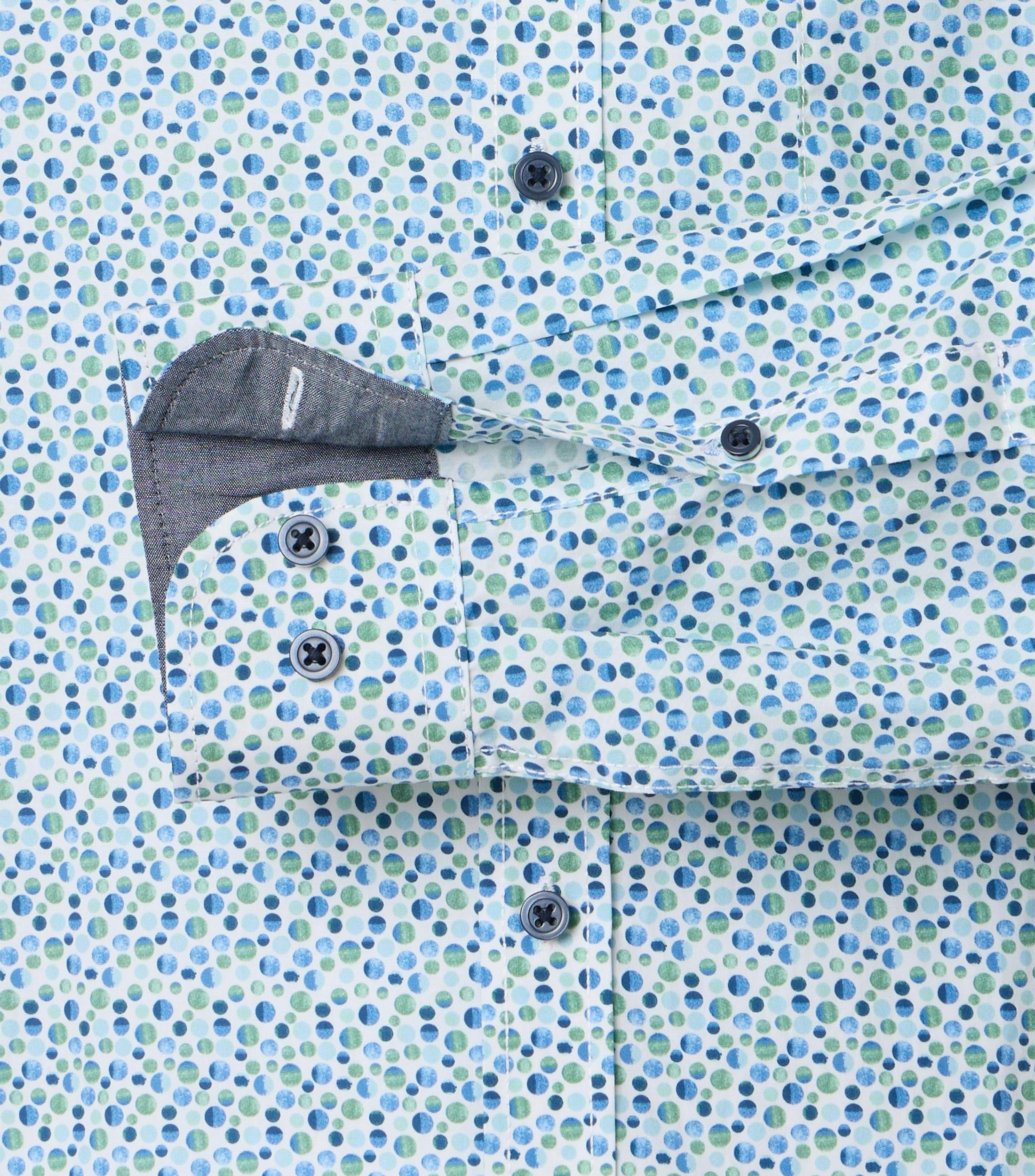 Ein Freizeithemd im Print Muster in der Farbe Grün