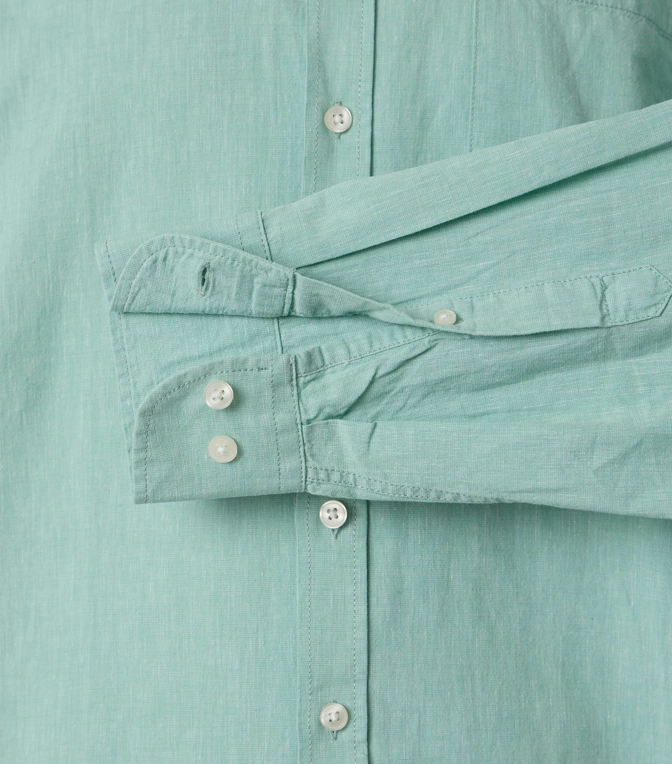 Ein Freizeithemd im uni Muster in der Farbe Grün