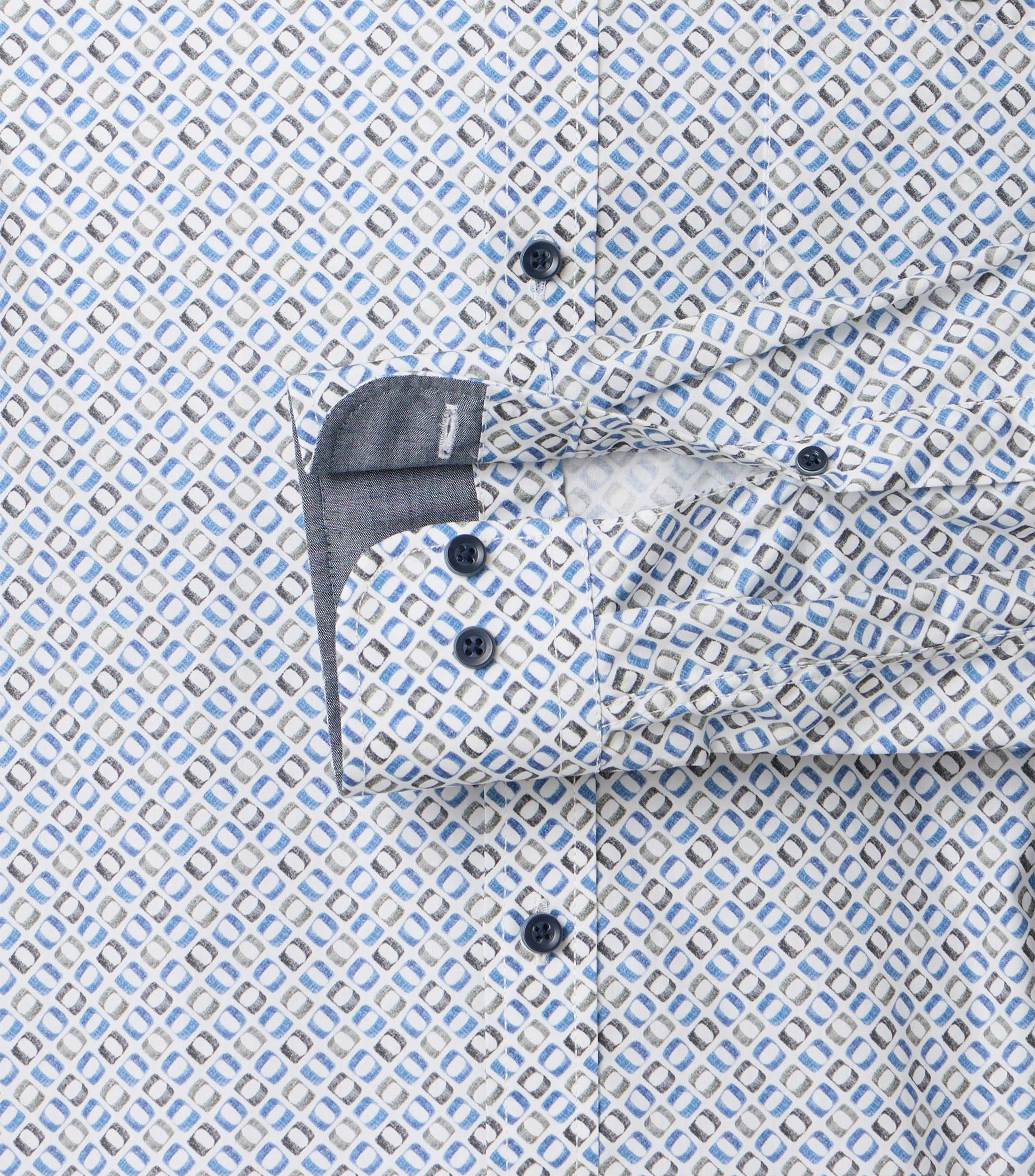 Ein Freizeithemd im Print Muster in der Farbe Blau