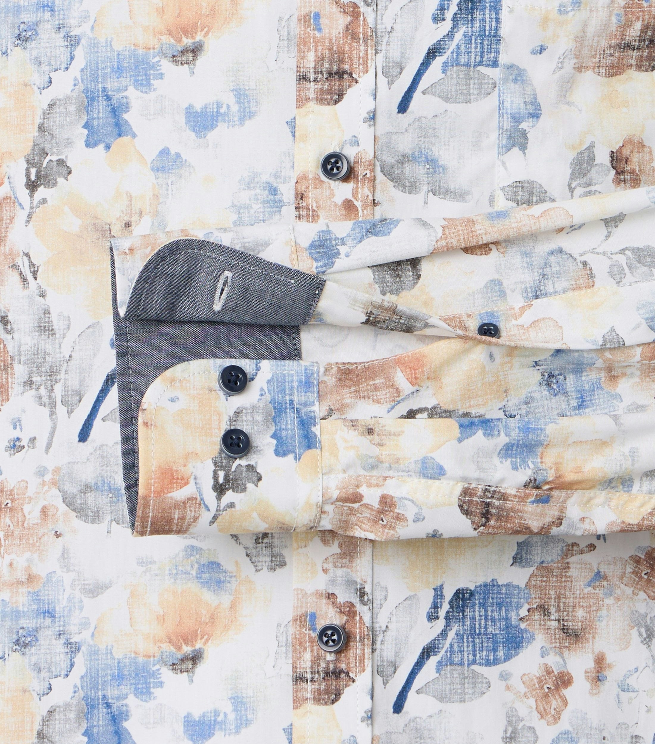 Ein Freizeithemd im Print Muster in der Farbe Blau