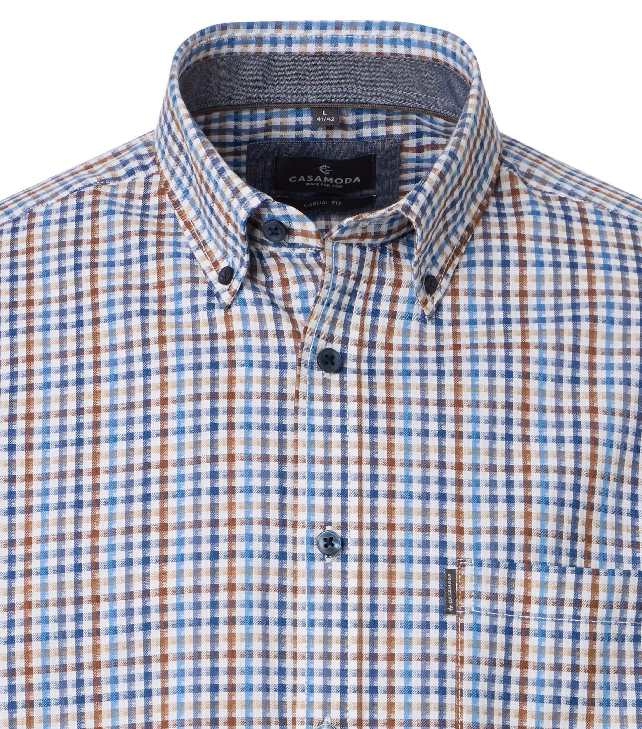 Ein Freizeithemd im kariert Muster in der Farbe Blau