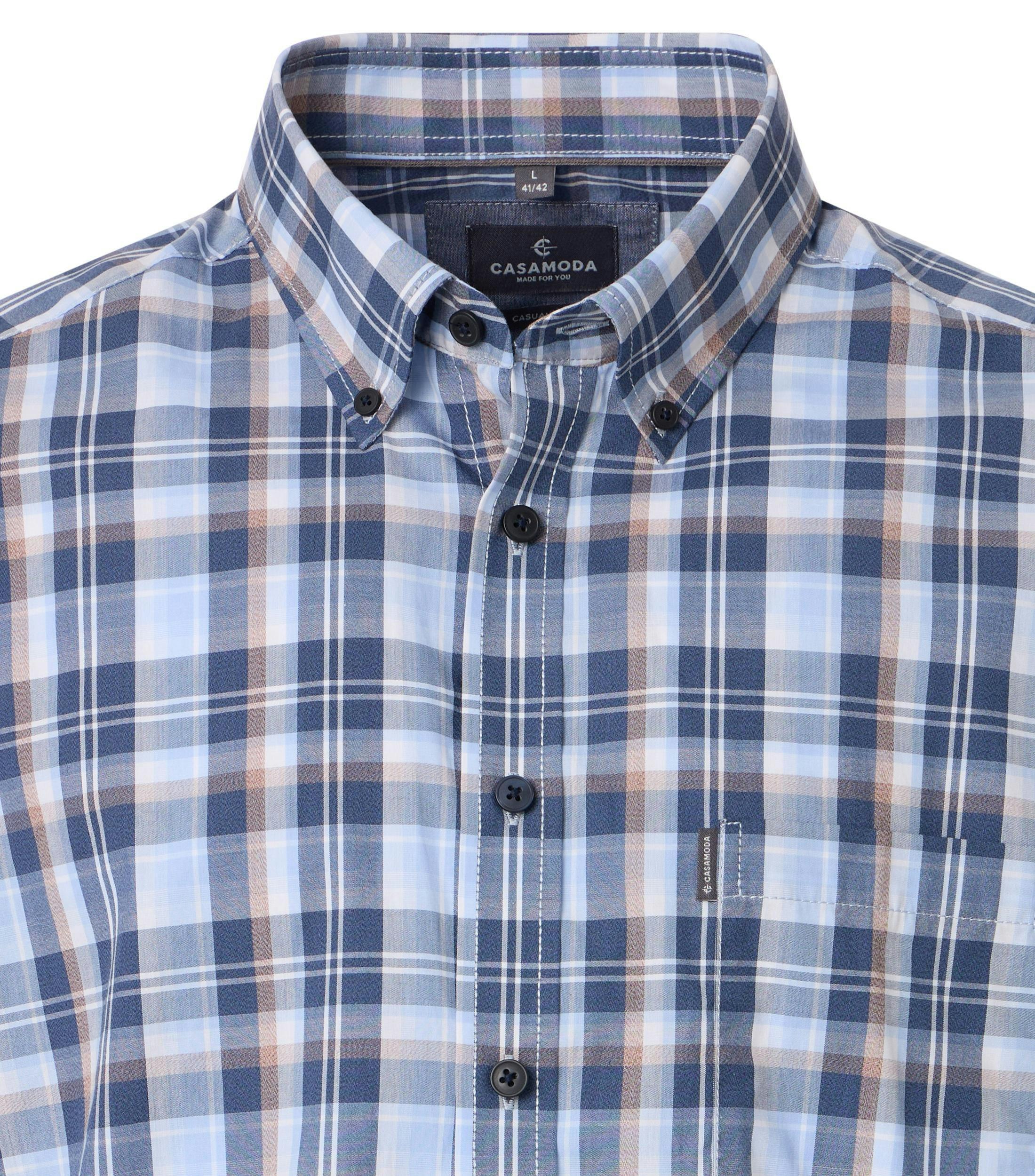 Ein Freizeithemd im kariert Muster in der Farbe Blau