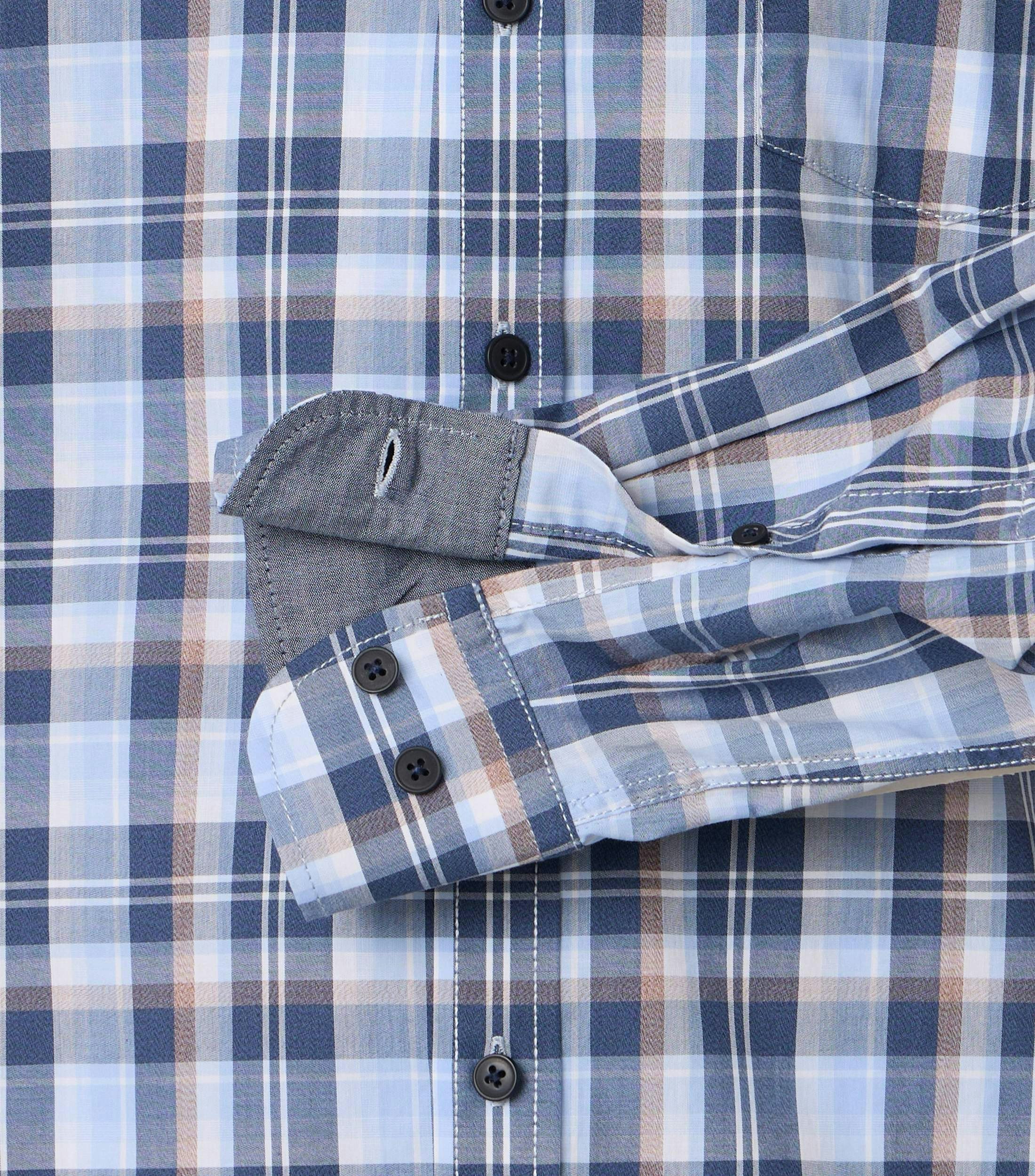 Ein Freizeithemd im kariert Muster in der Farbe Blau