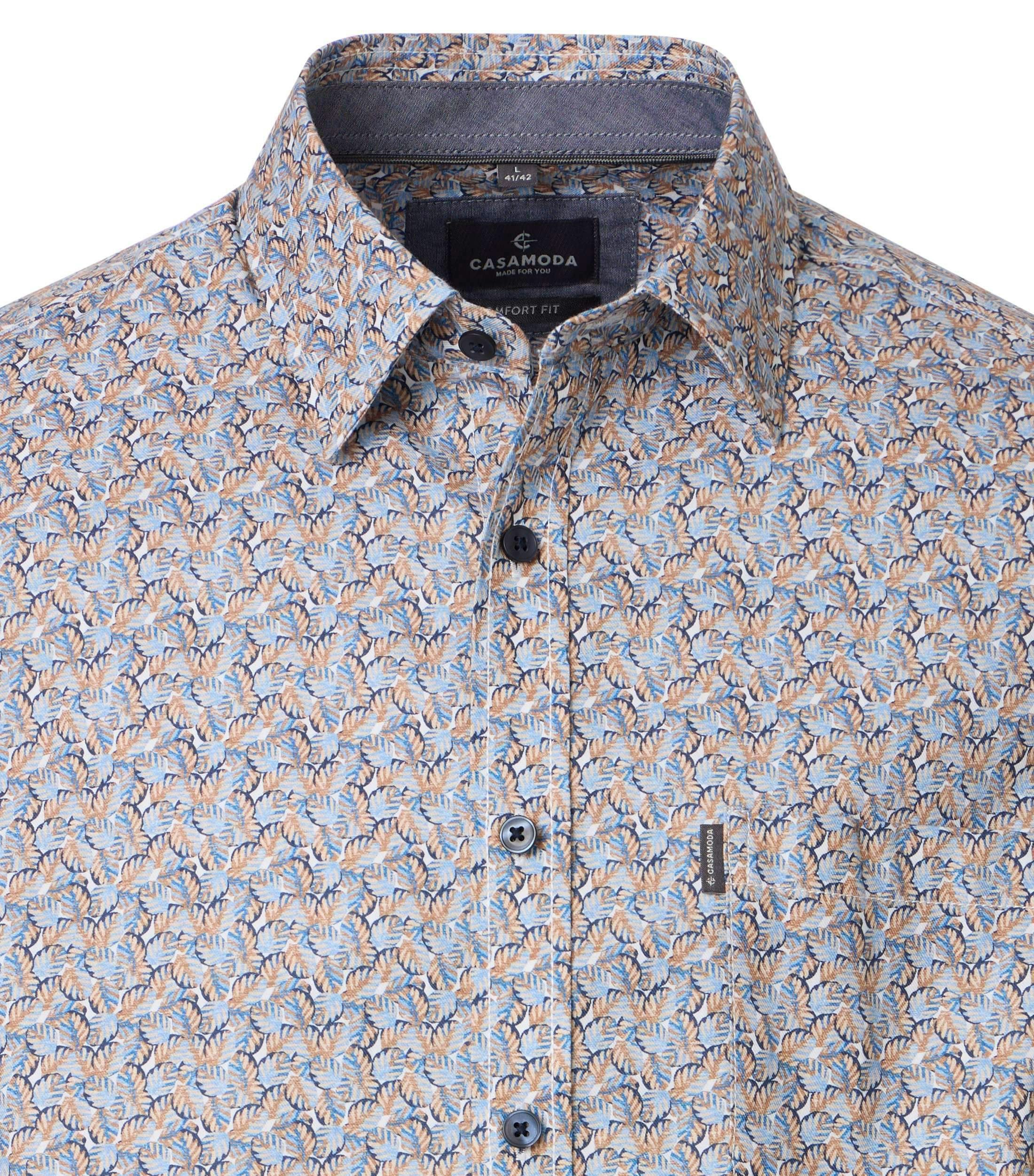Ein Freizeithemd im Print Muster in der Farbe Blau