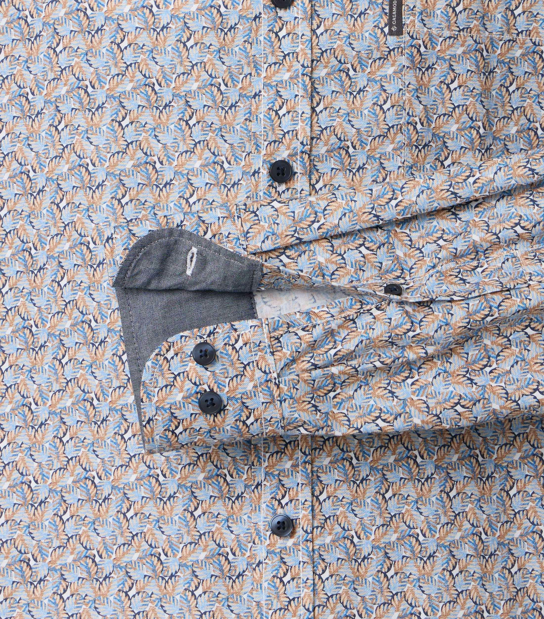 Ein Freizeithemd im Print Muster in der Farbe Blau
