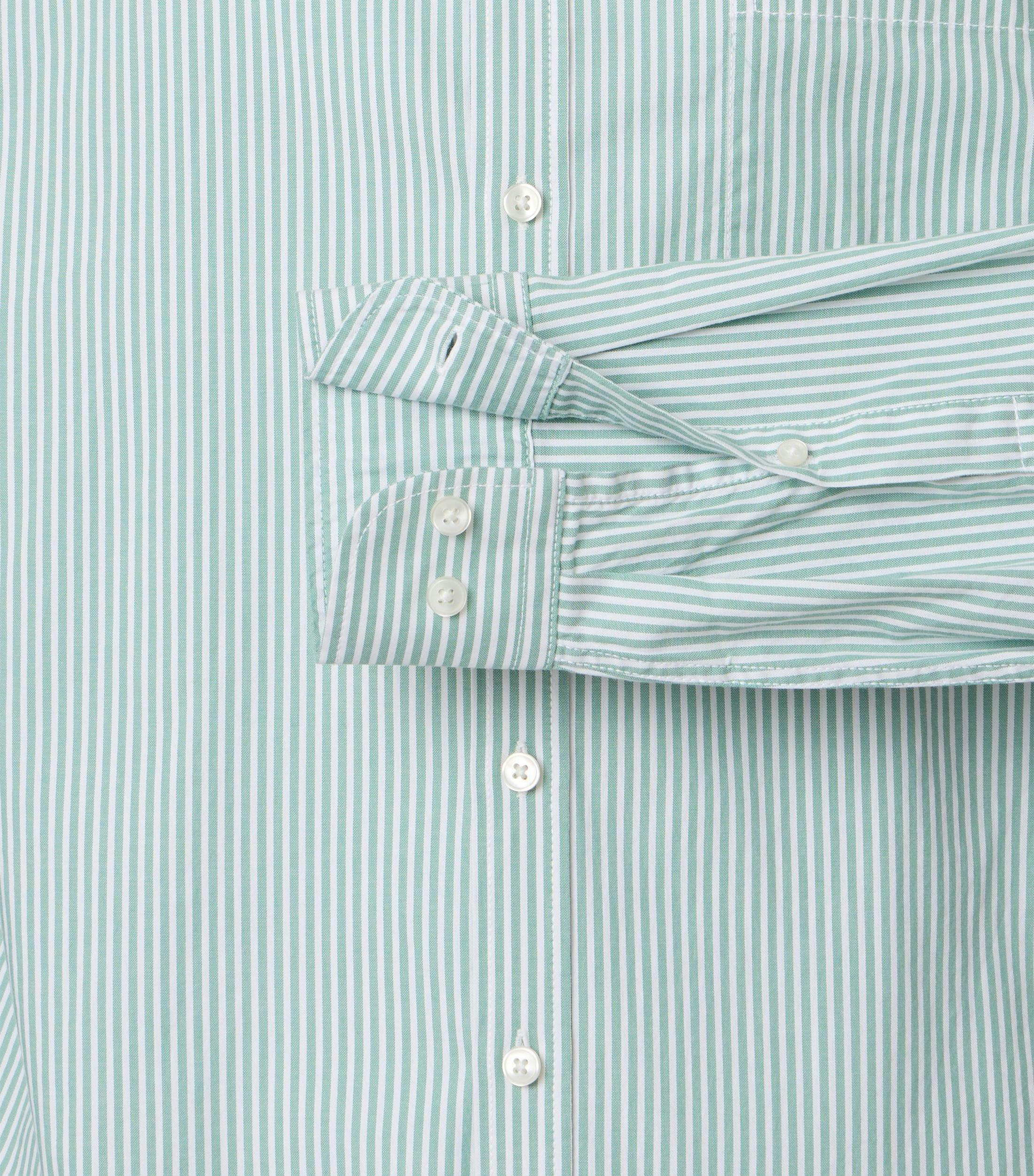 Ein Freizeithemd im gestreift Muster in der Farbe Grün